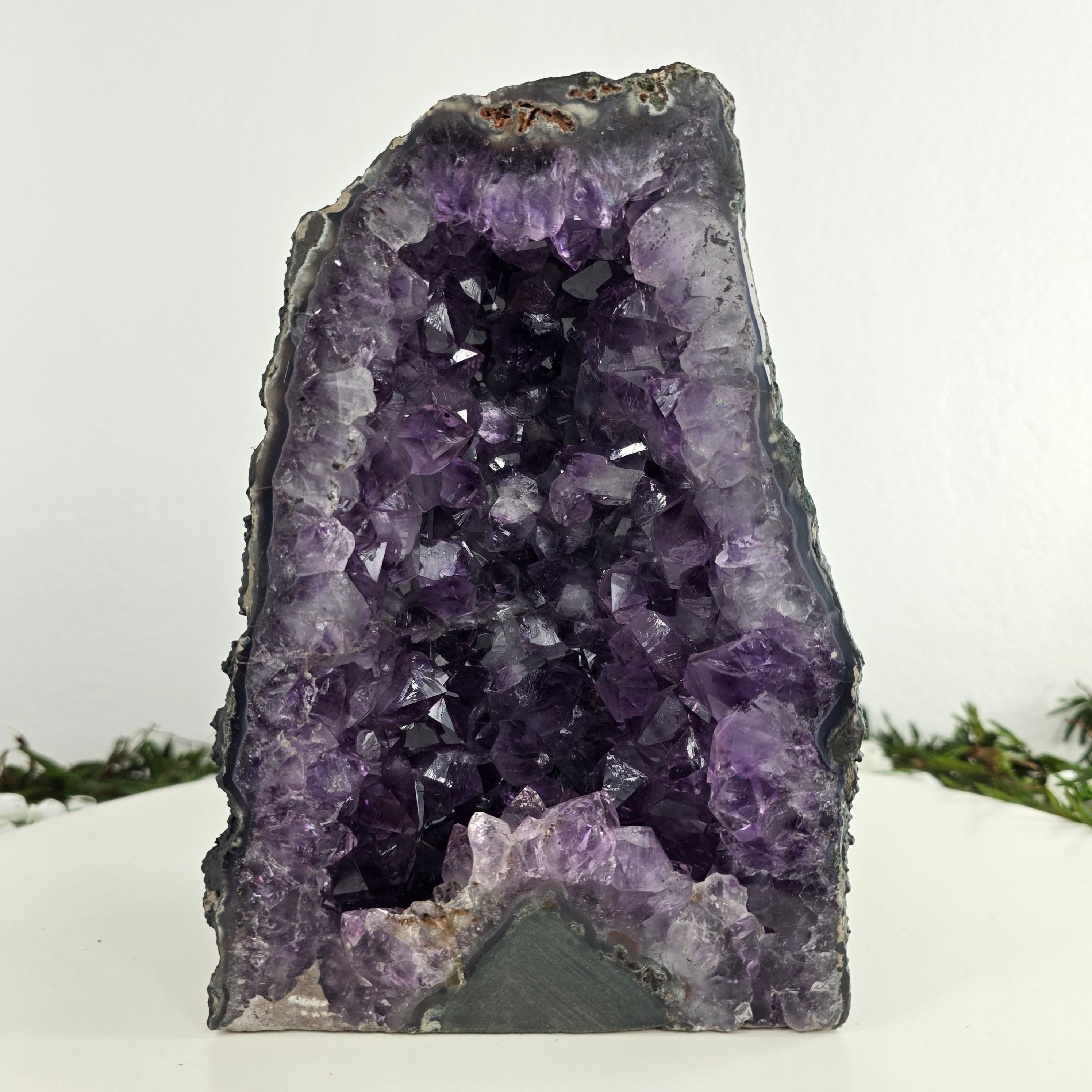 Capilla en Amatista Bruta Drusa - Geoda de Amatista 2,65 Kgs, Energía, Belleza y Sofisticación