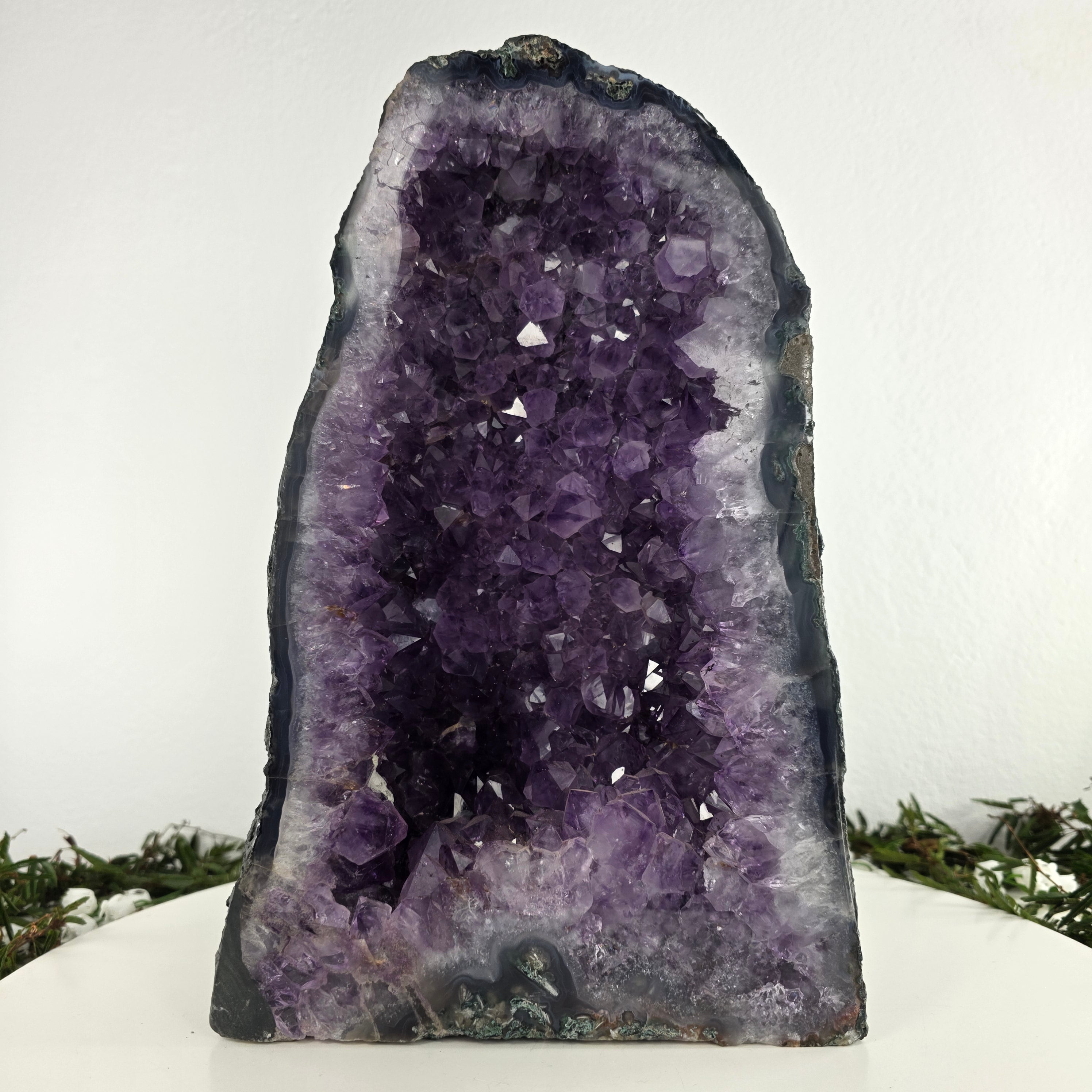 Capilla en Amatista Bruta Drusa - Geoda de Amatista 9,40 Kgs, Energía, Belleza y Sofisticación