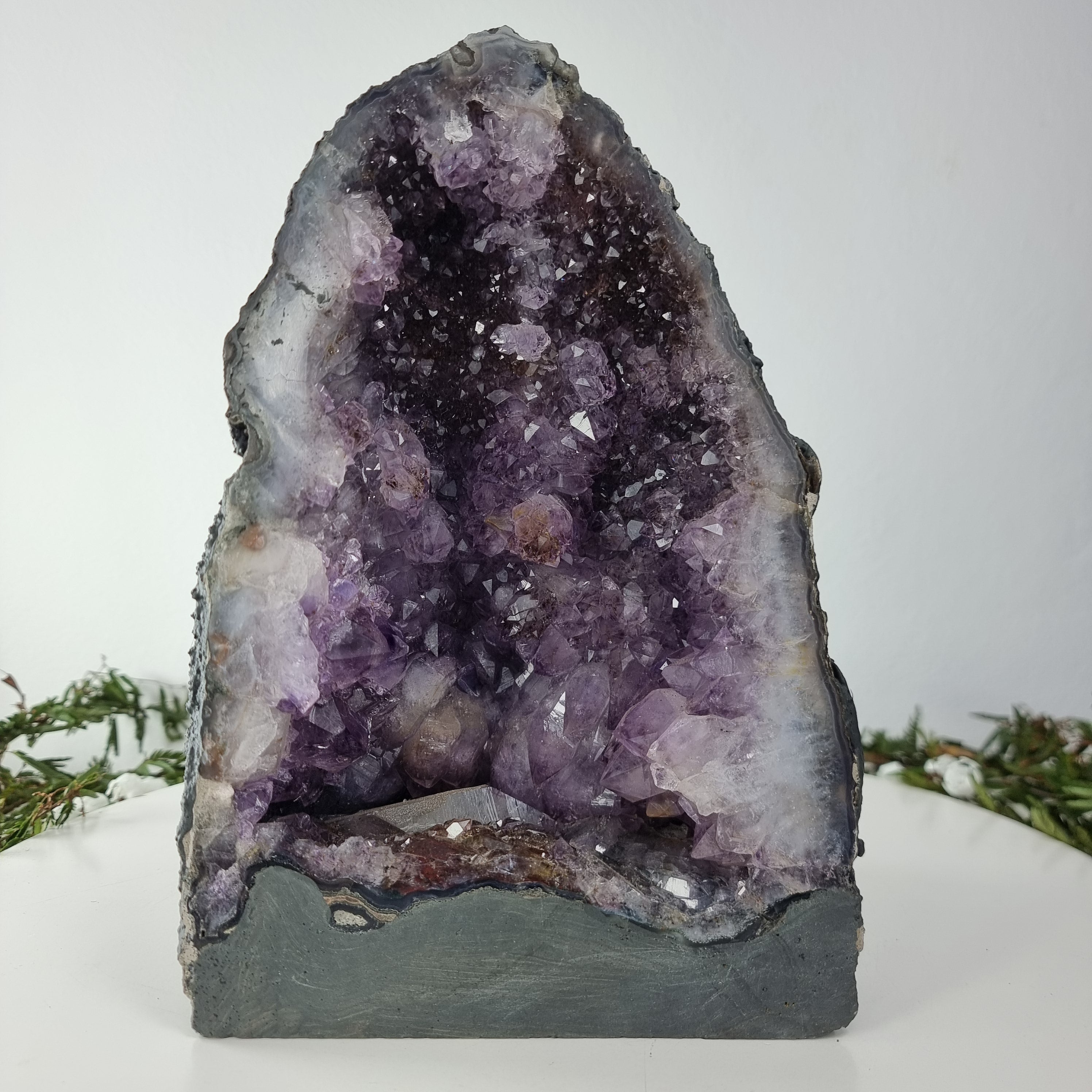 Capilla en Amatista Bruta Drusa - Geoda de Amatista 4,95 Kgs, Energía, Belleza y Sofisticación