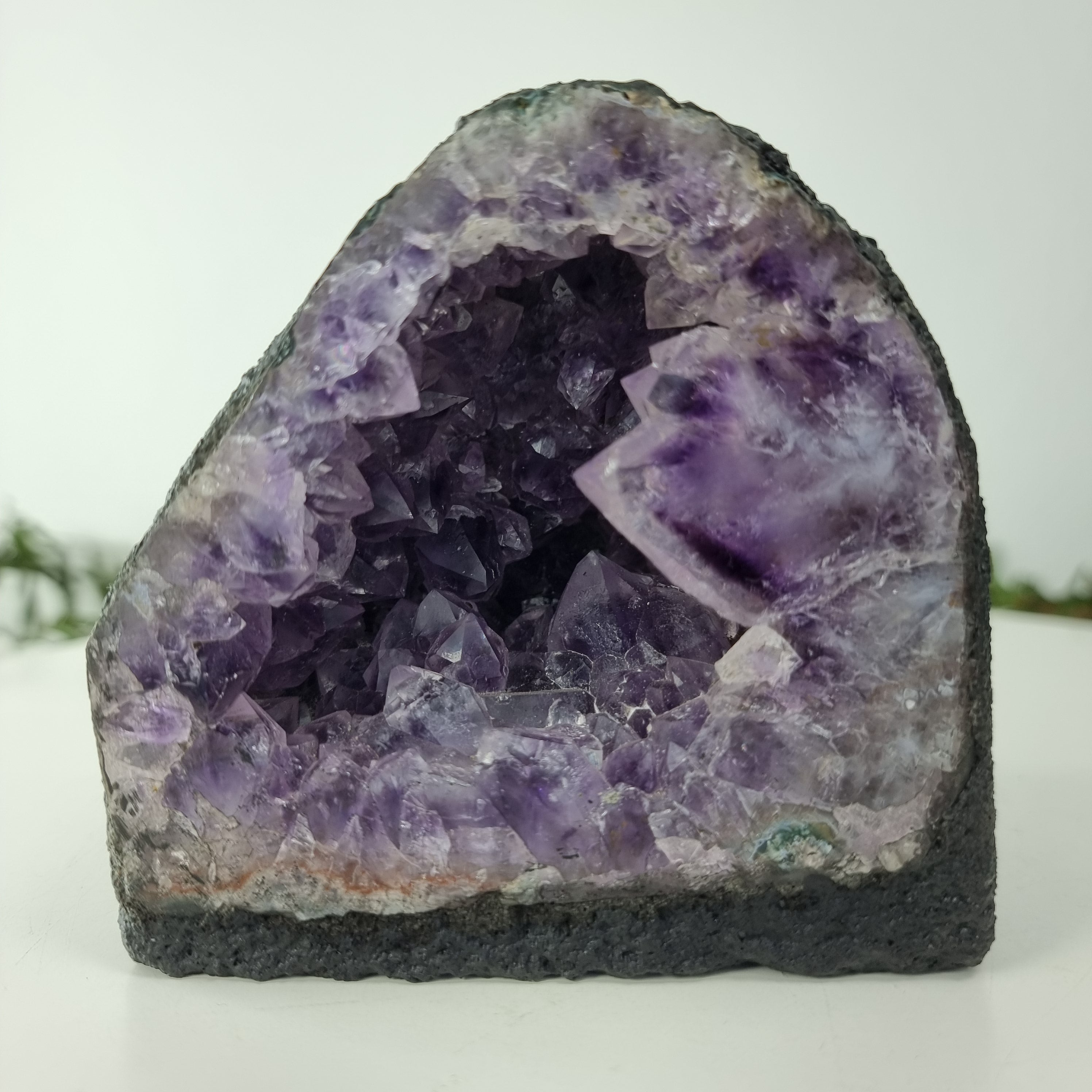 Capilla de Amatista en Bruto Drusa - Geoda de Amatista 1,25 Kgs, Energía, Belleza y Sofisticación