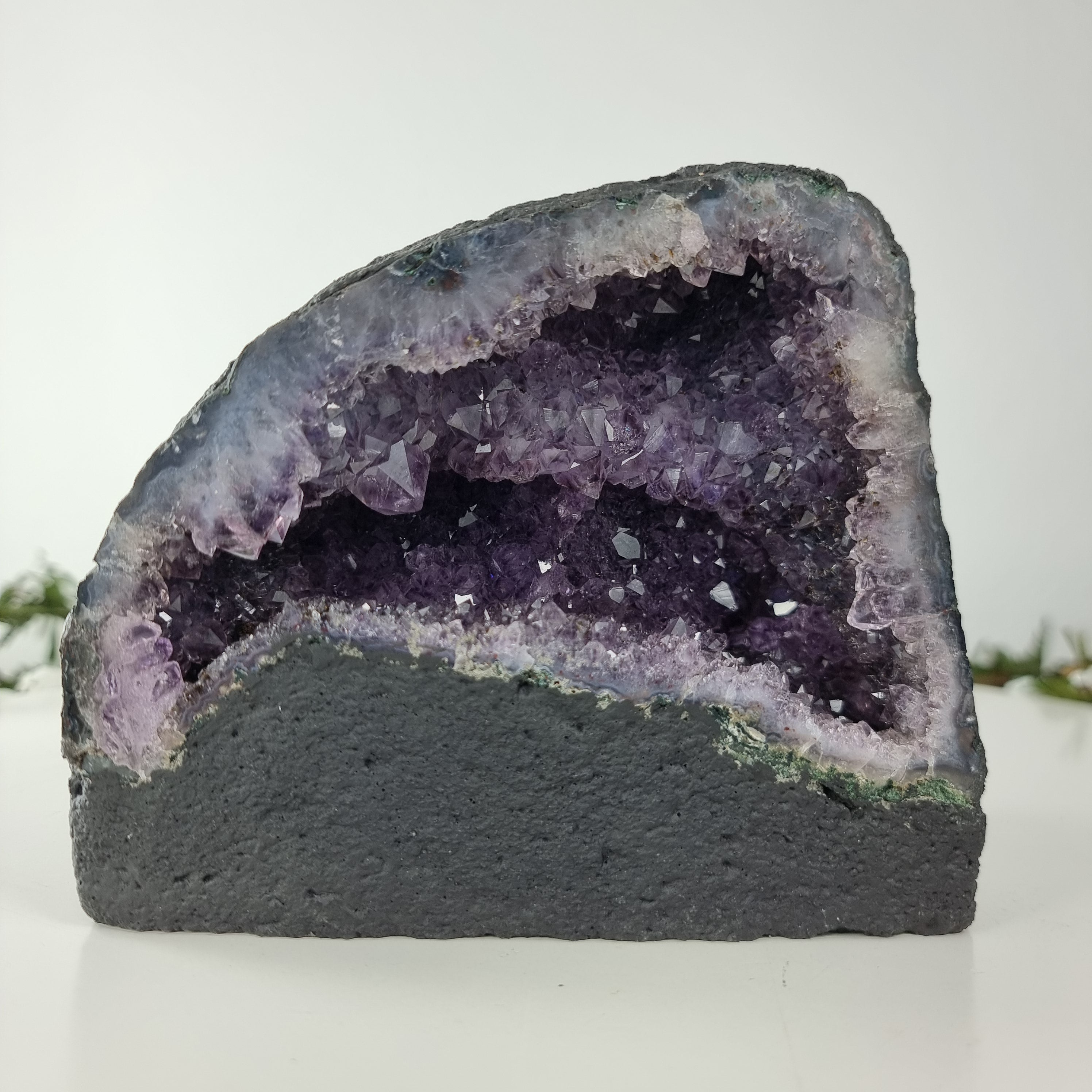 Capilla de Amatista Bruta Drusa - Geoda de Amatista 1,80 Kgs, Energía, Belleza y Sofisticación