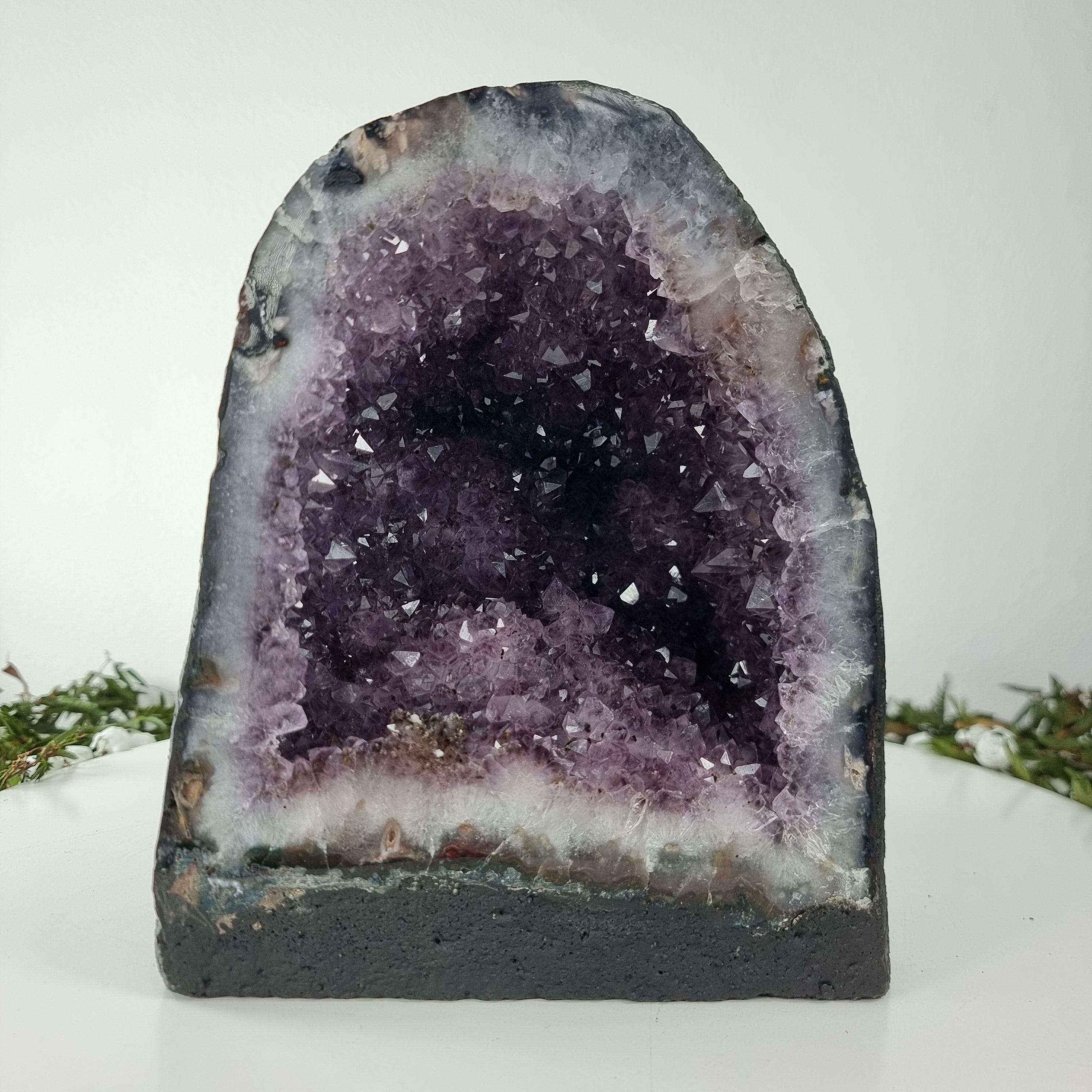 Capilla en Amatista Bruta Drusa - Geoda de Amatista 6,40 Kgs, Energía, Belleza y Sofisticación