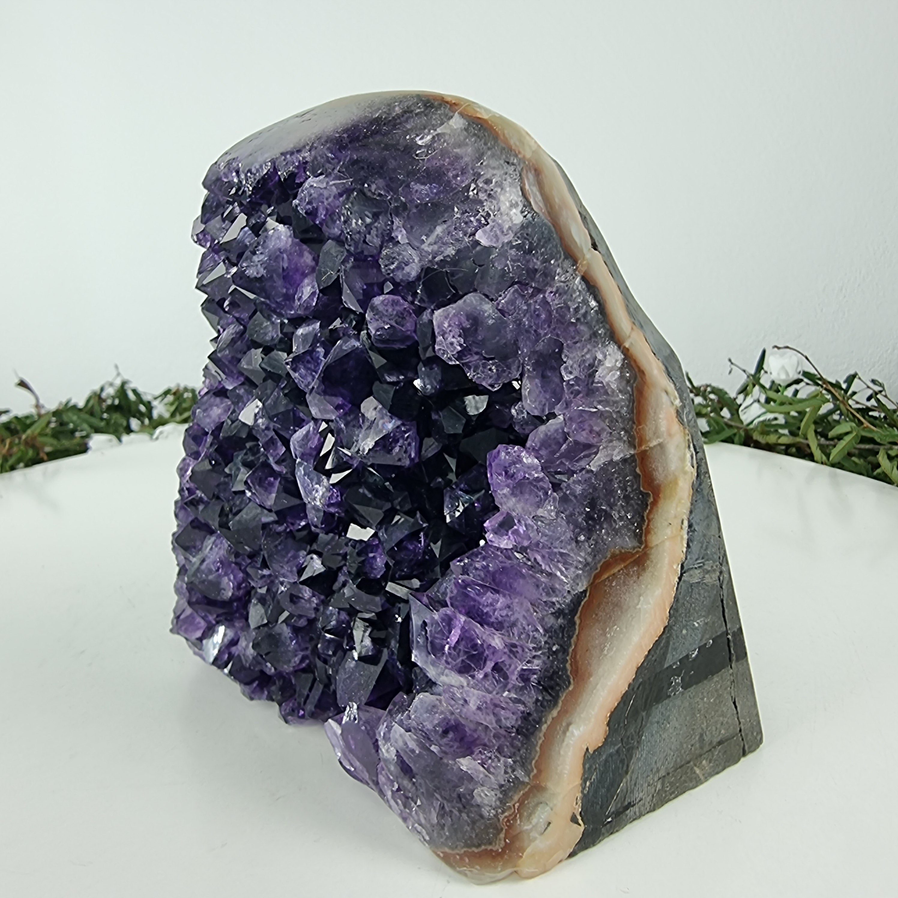 Amatista Drusa con Cristales Especiales, peso 1,72 kg, Energía, Belleza y Sofisticación