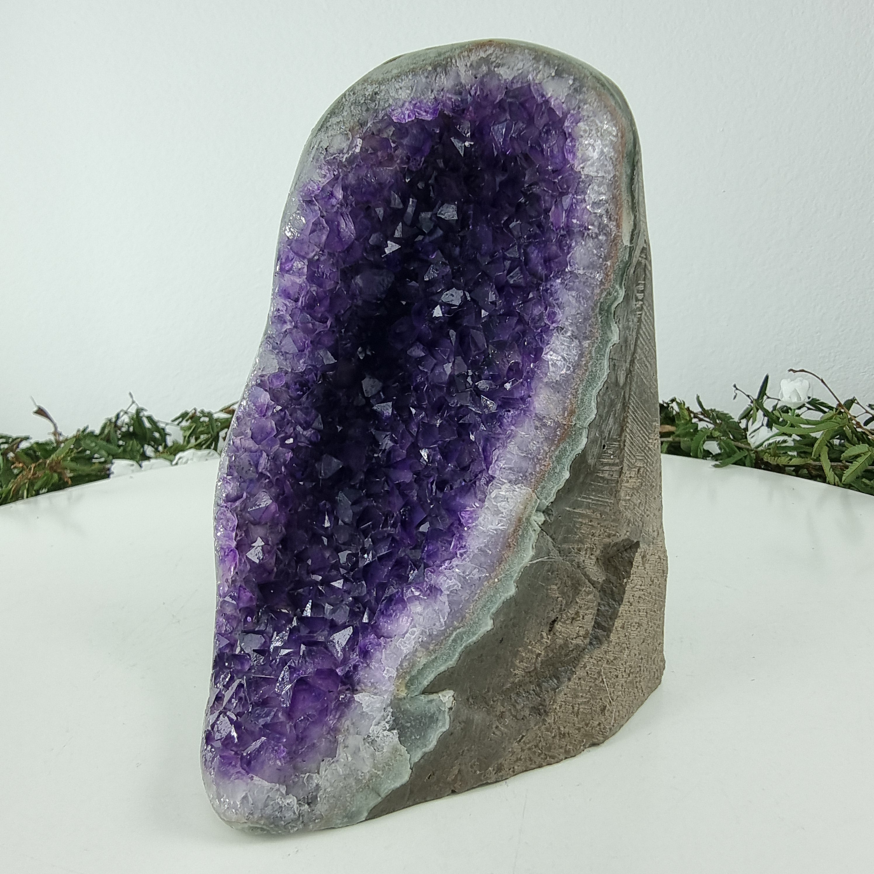 Drusa de Amatista con Cristales Especiales, 1,50 Kgs, Energía, Belleza y Sofisticación