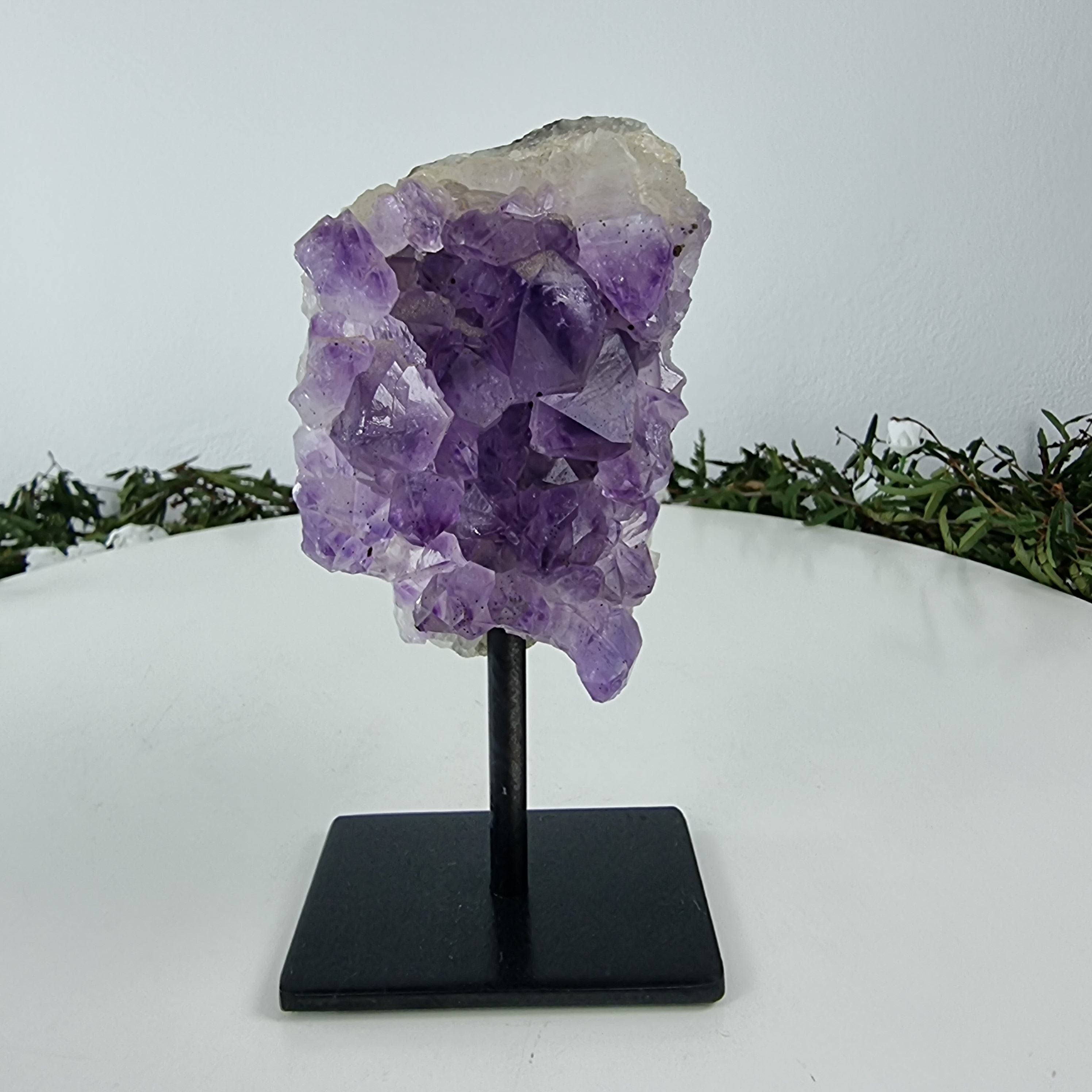 Drusa de Amatista Pequeña | Base de Hierro Negra | 1 Unidad, Tamaño 15 cm | Energía, Belleza y Sofisticación