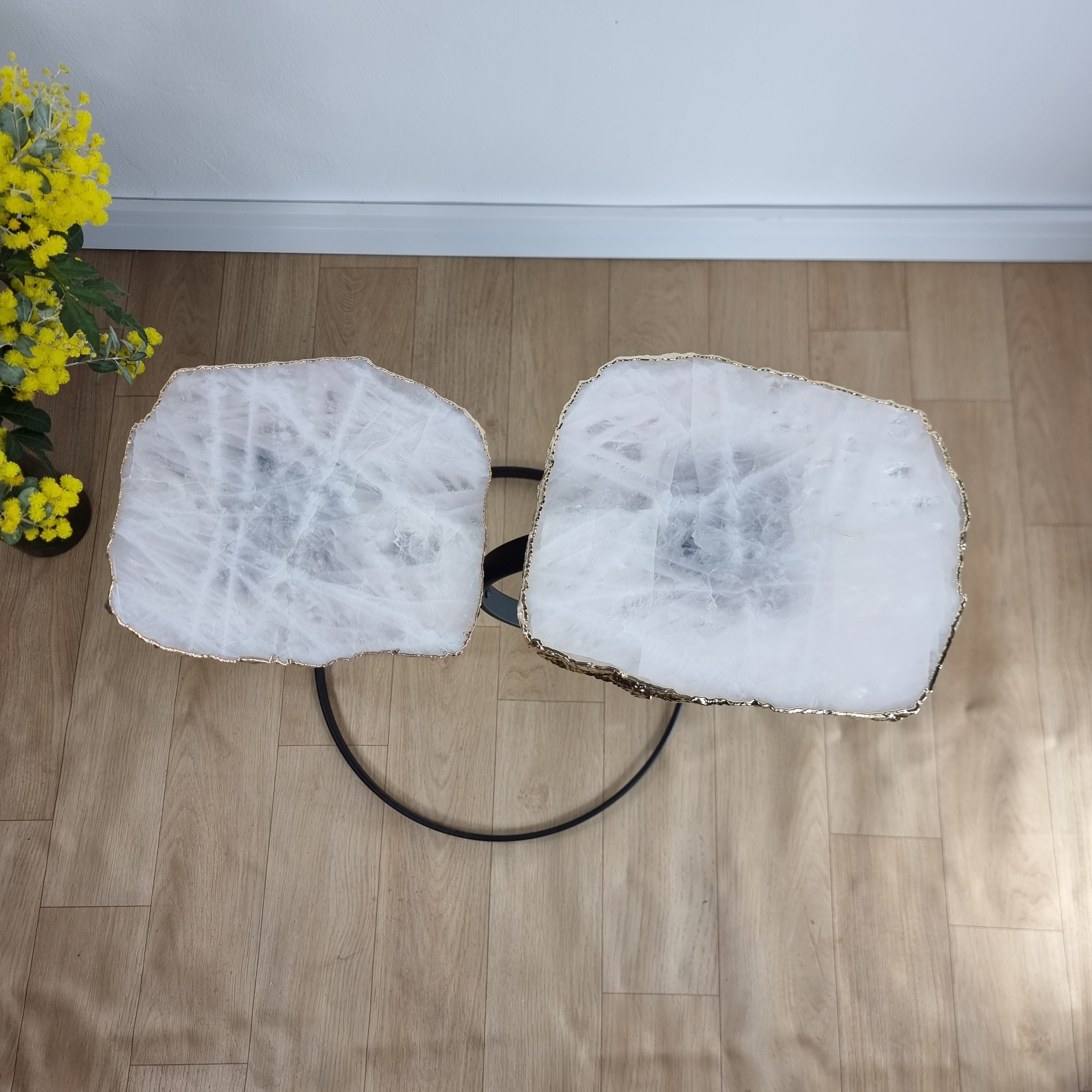 Mesa Lateral (PAR) de Cuarzo Blanco con Baño | Base de Hierro Negra | Altura de 50 cm - Pieza Artesanal BR Crystals