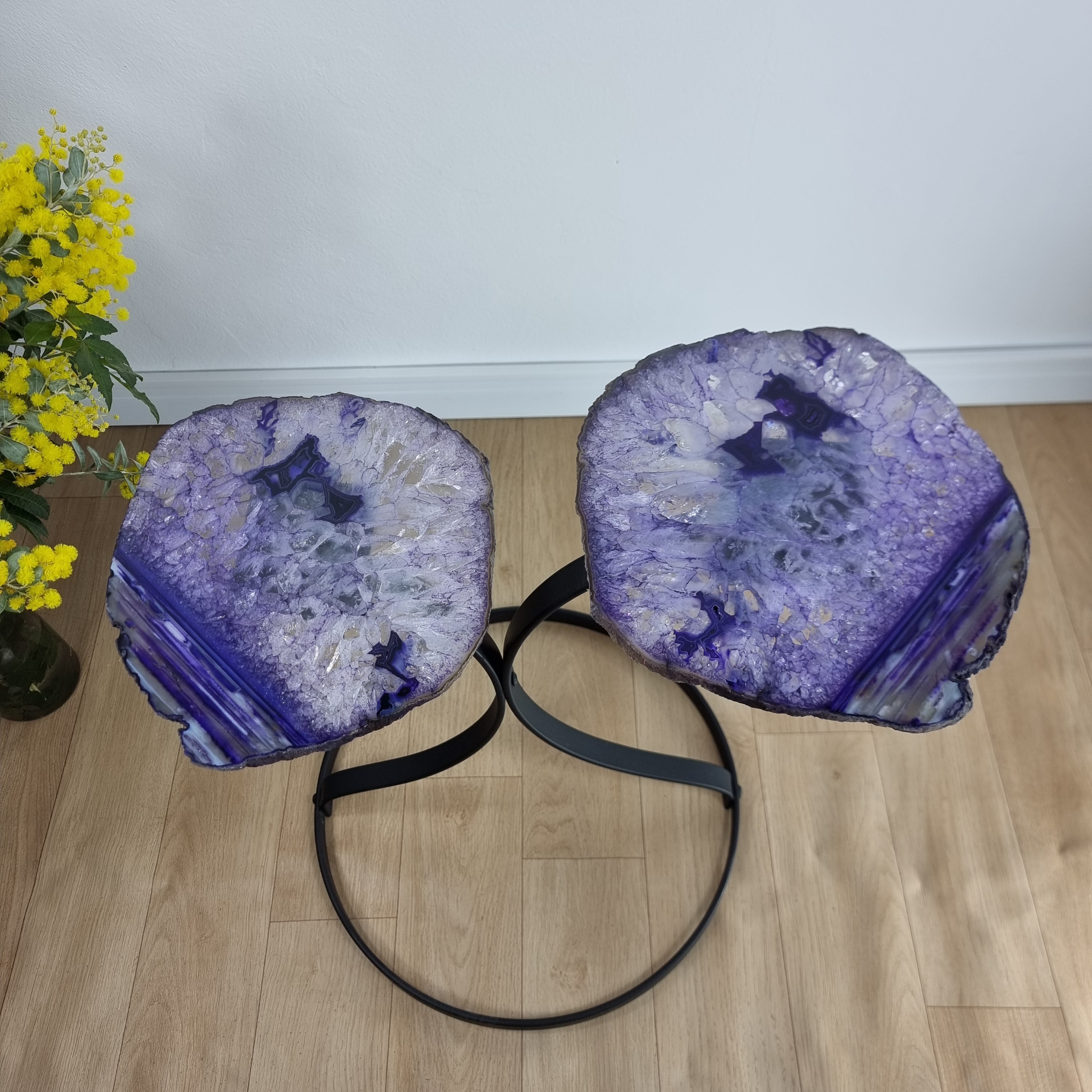Mesa Lateral (PAR) de ÁGATAS Lilas con Baño | Base de Hierro Negro | Altura de 50 cm - Pieza Artesanal BR Crystals