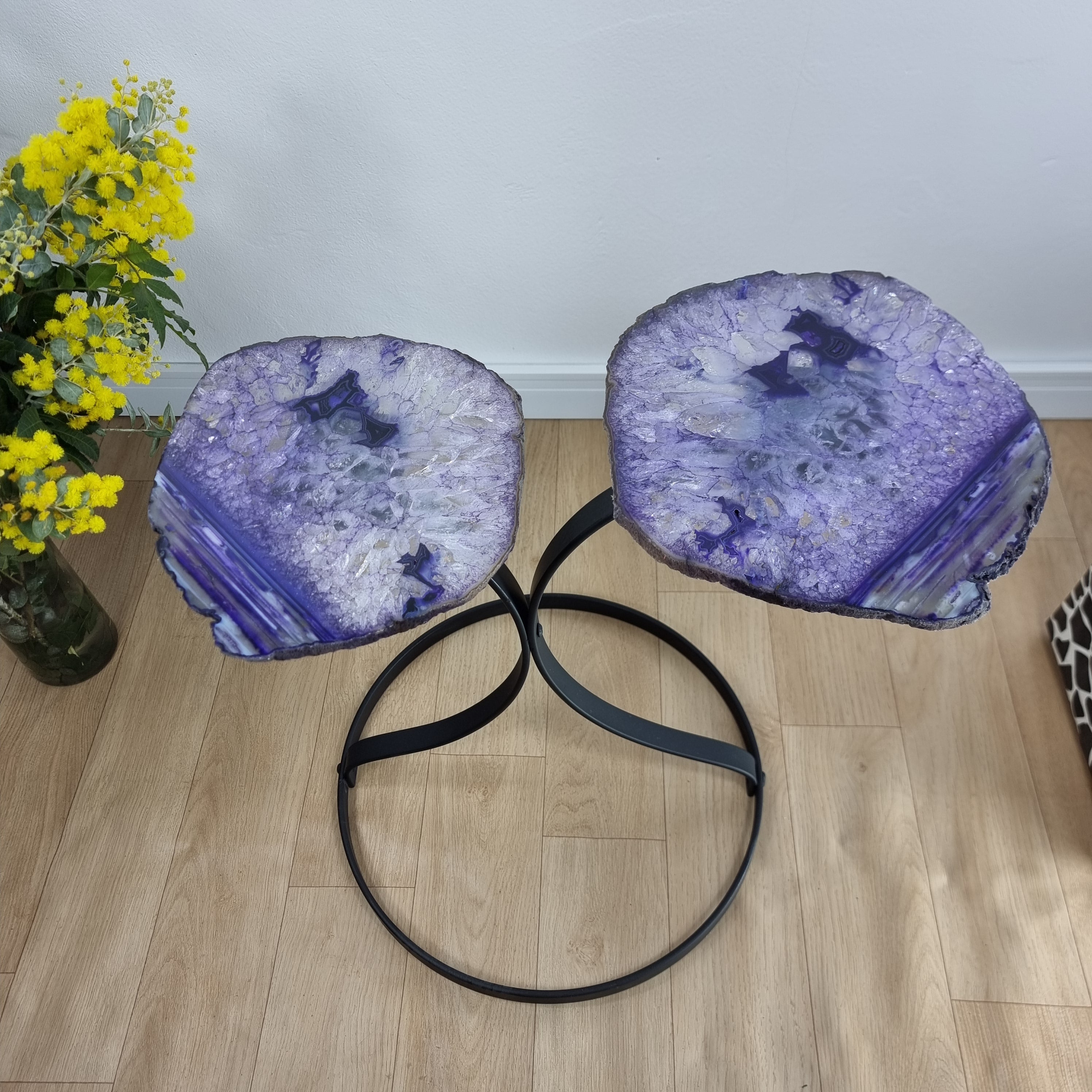 Mesa Lateral (PAR) de ÁGATAS Lilas con Baño | Base de Hierro Negro | Altura de 50 cm - Pieza Artesanal BR Crystals