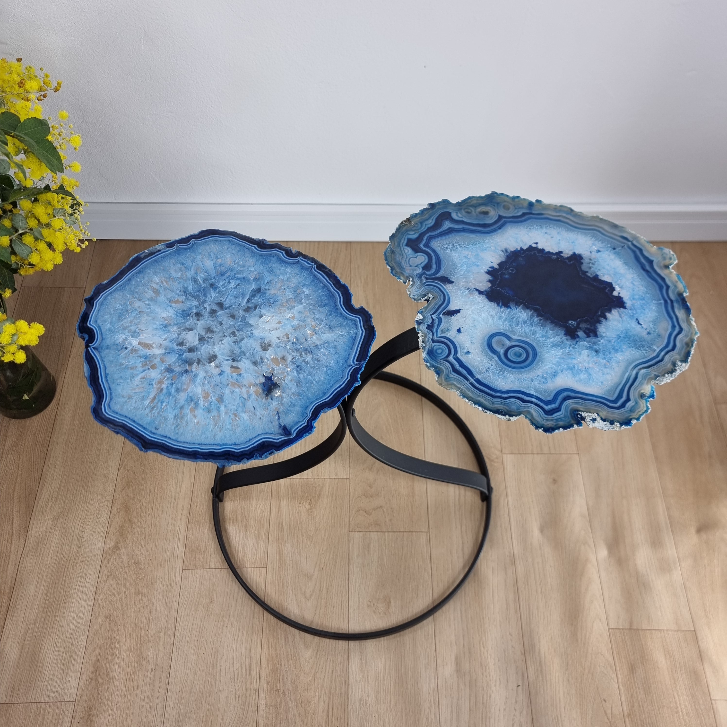Mesa Auxiliar (PAR) de ÁGATAS Azules Naturales | Base de Hierro Negro | Altura de 50 cm - Pieza Artesanal BR Crystals