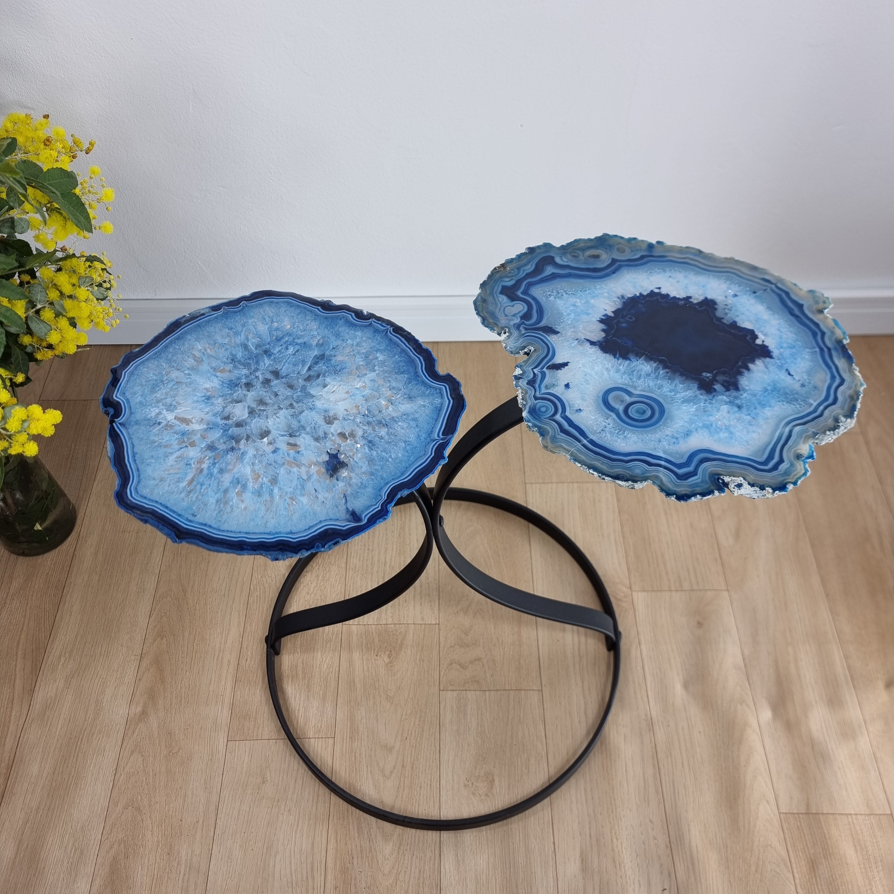 Mesa Auxiliar (PAR) de ÁGATAS Azules Naturales | Base de Hierro Negro | Altura de 50 cm - Pieza Artesanal BR Crystals