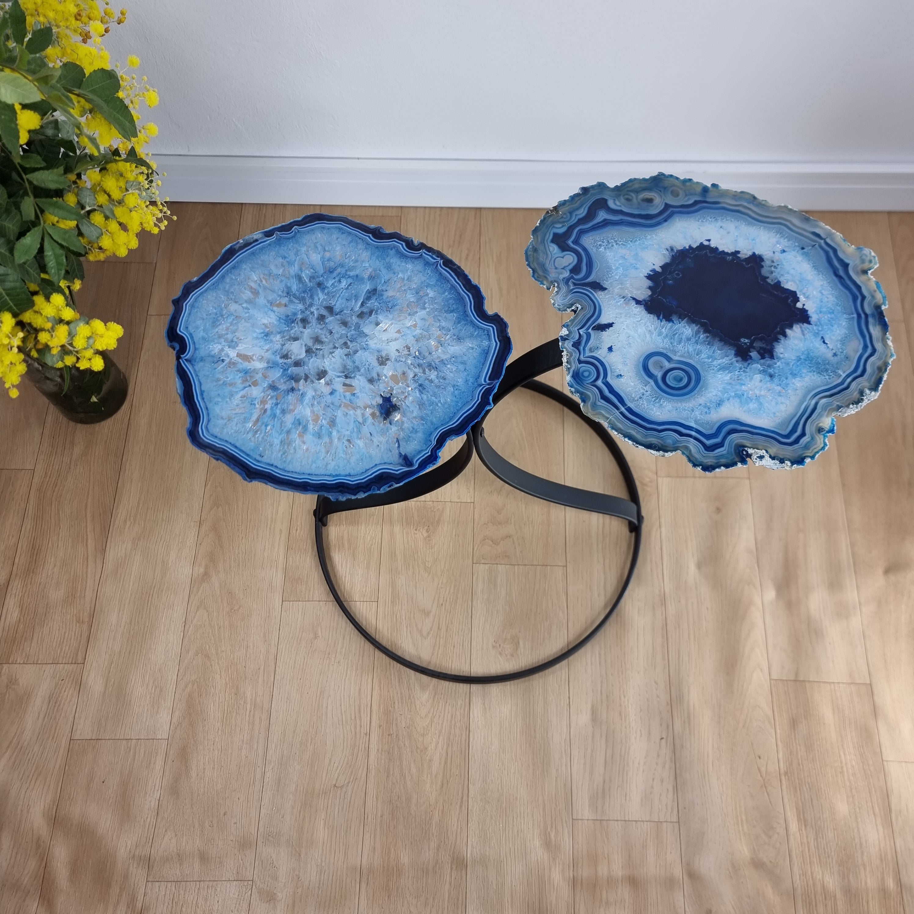 Mesa Auxiliar (PAR) de ÁGATAS Azules Naturales | Base de Hierro Negro | Altura de 50 cm - Pieza Artesanal BR Crystals