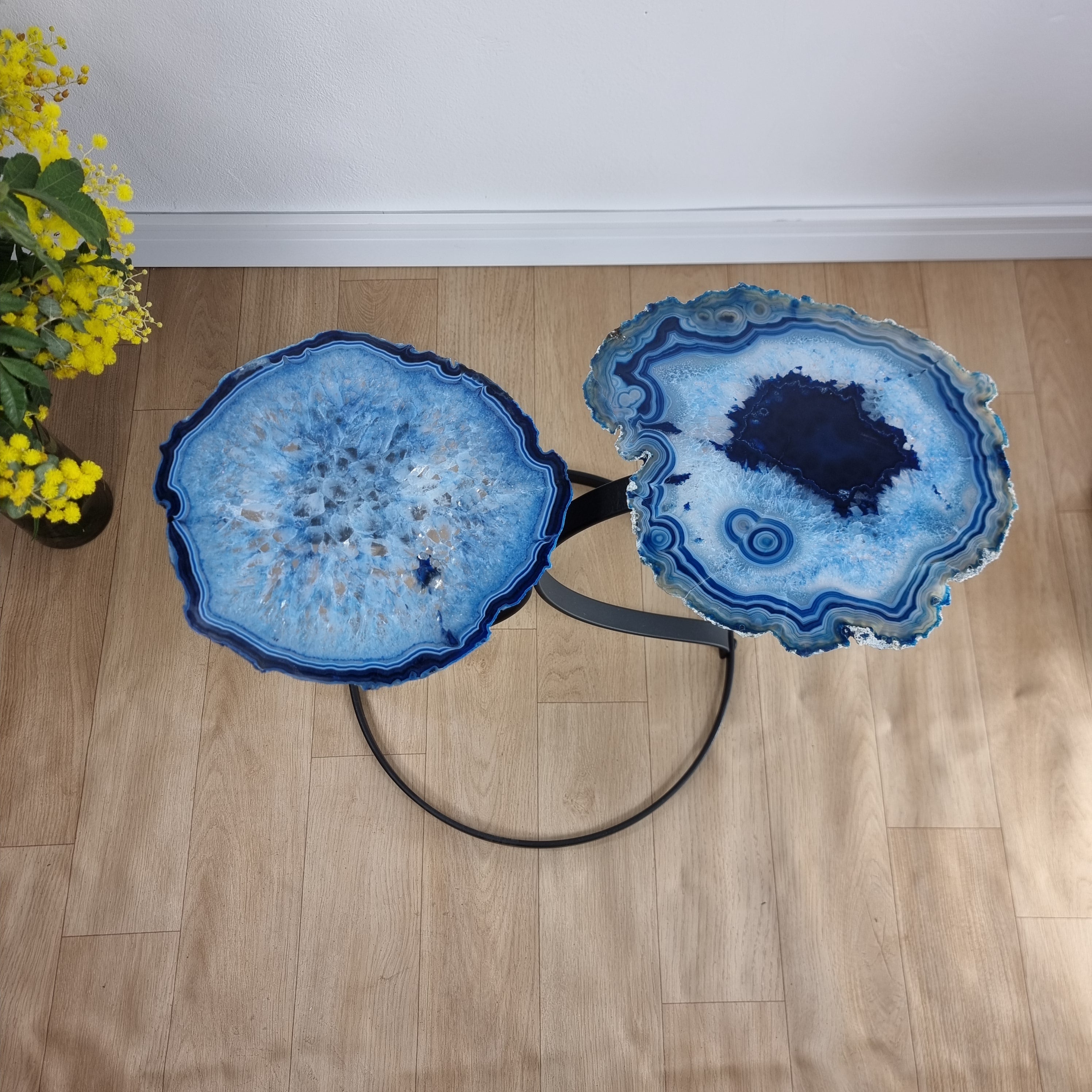 Mesa Auxiliar (PAR) de ÁGATAS Azules Naturales | Base de Hierro Negro | Altura de 50 cm - Pieza Artesanal BR Crystals
