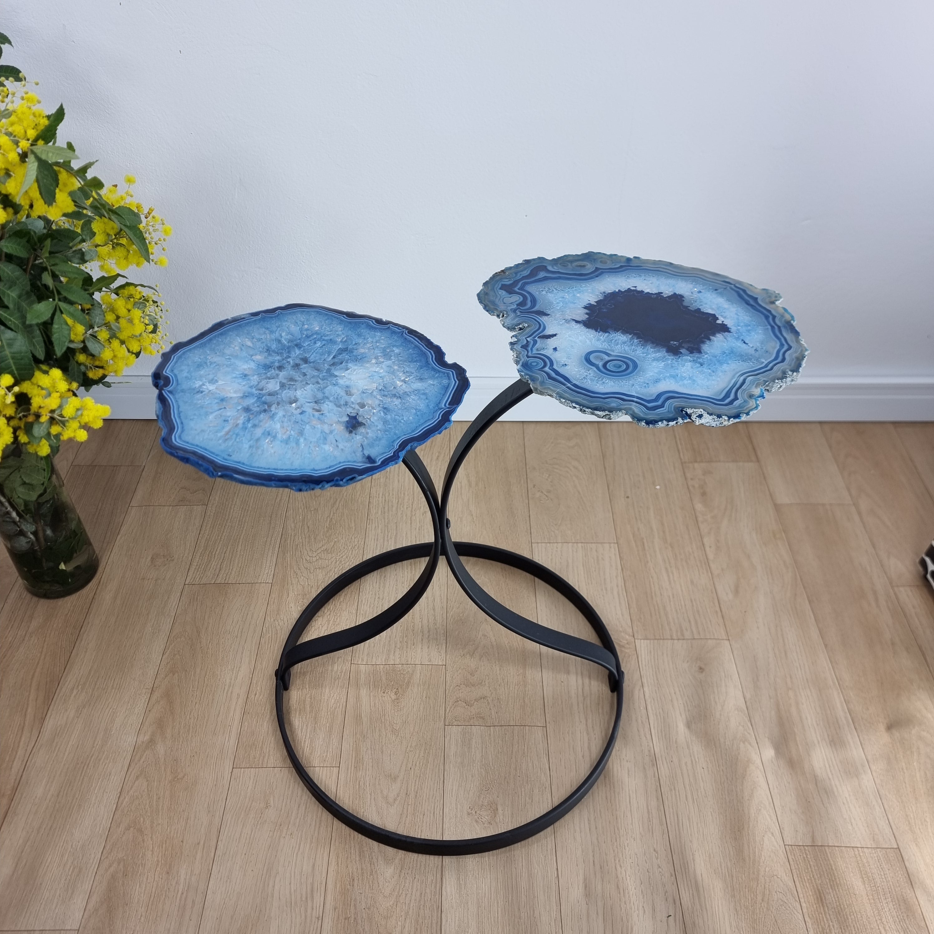 Mesa Auxiliar (PAR) de ÁGATAS Azules Naturales | Base de Hierro Negro | Altura de 50 cm - Pieza Artesanal BR Crystals