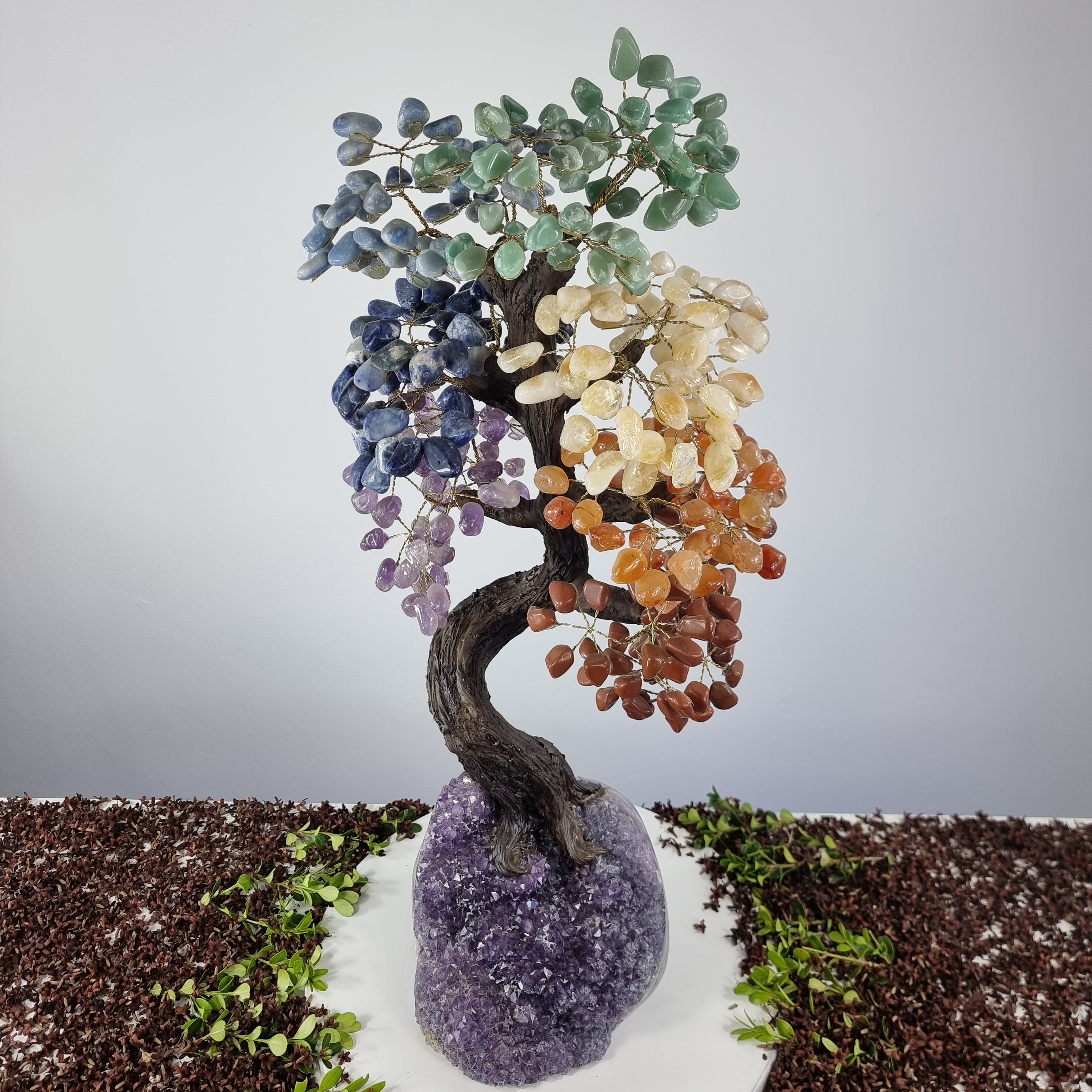Árbol de 7 CHAKRAS Arco Iris Natural | 720 Piedras, 120 ramas | Base de Amatista con 70 cm de altura - Pieza Artesanal BR Crystals