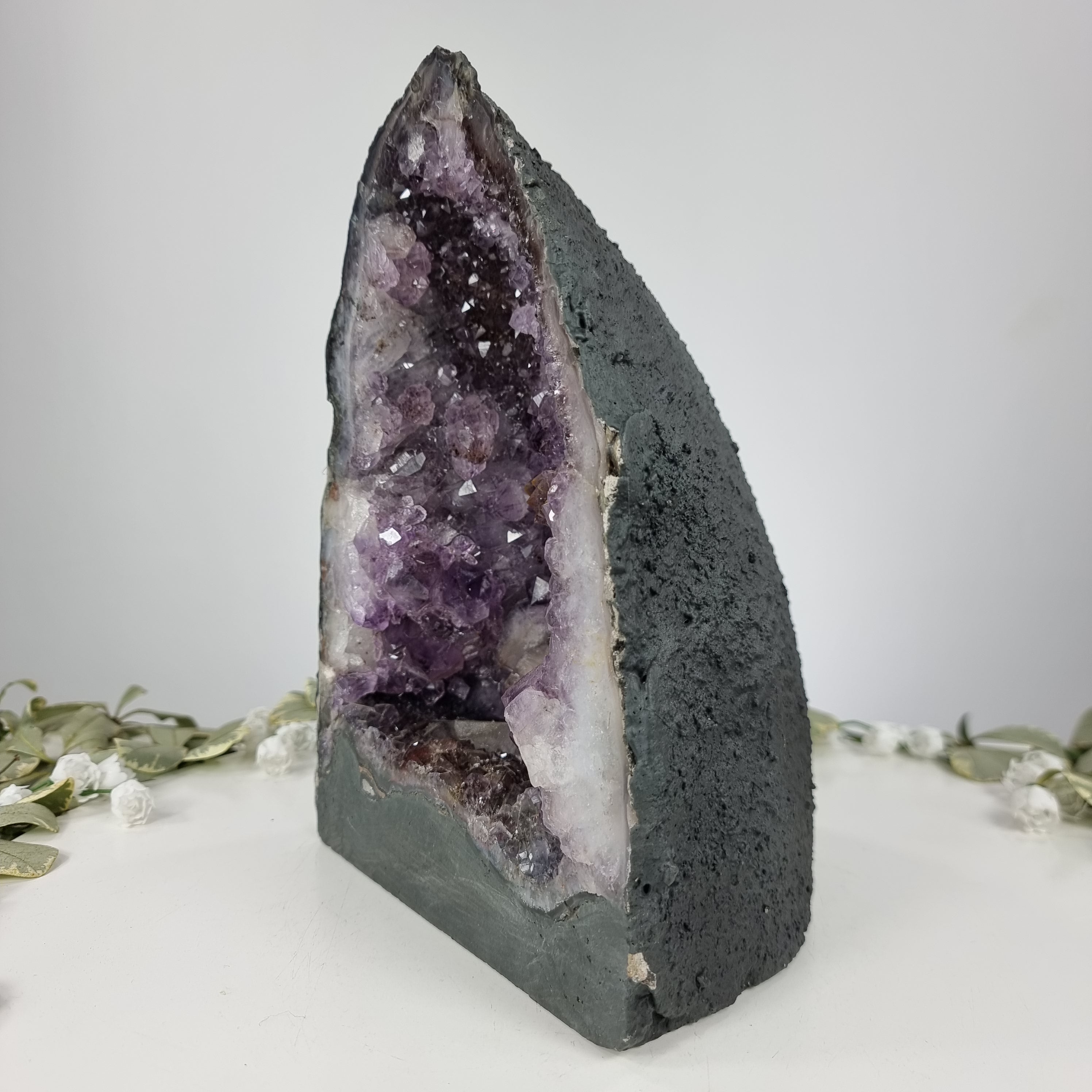 Capilla en Amatista Bruta Drusa - Geoda de Amatista 4,95 Kgs, Energía, Belleza y Sofisticación