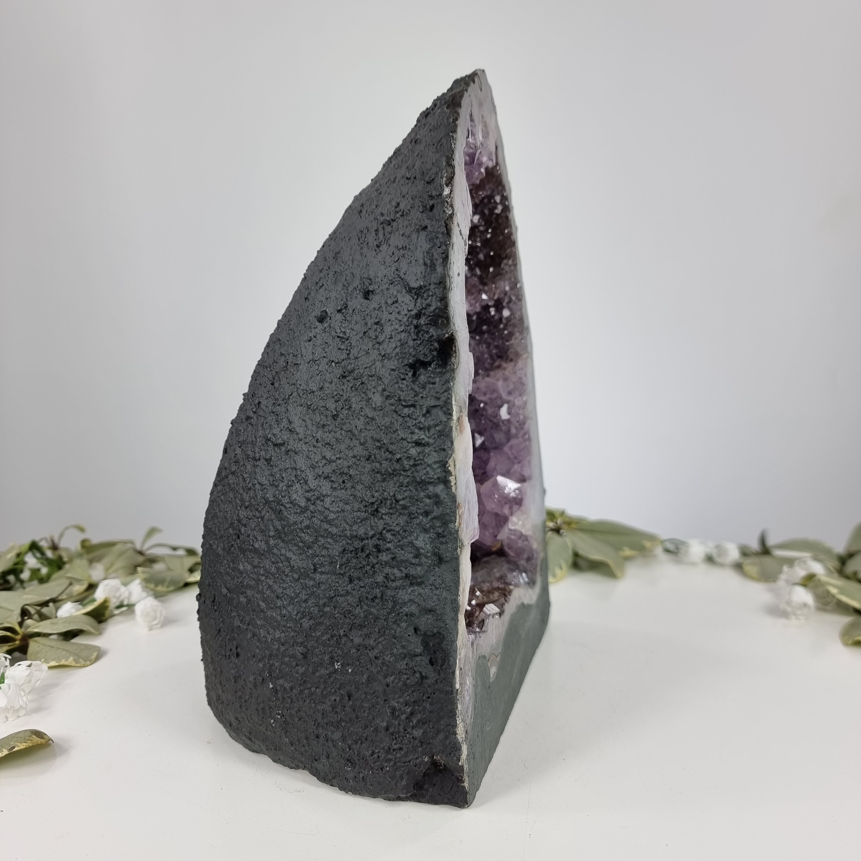 Capilla en Amatista Bruta Drusa - Geoda de Amatista 4,95 Kgs, Energía, Belleza y Sofisticación