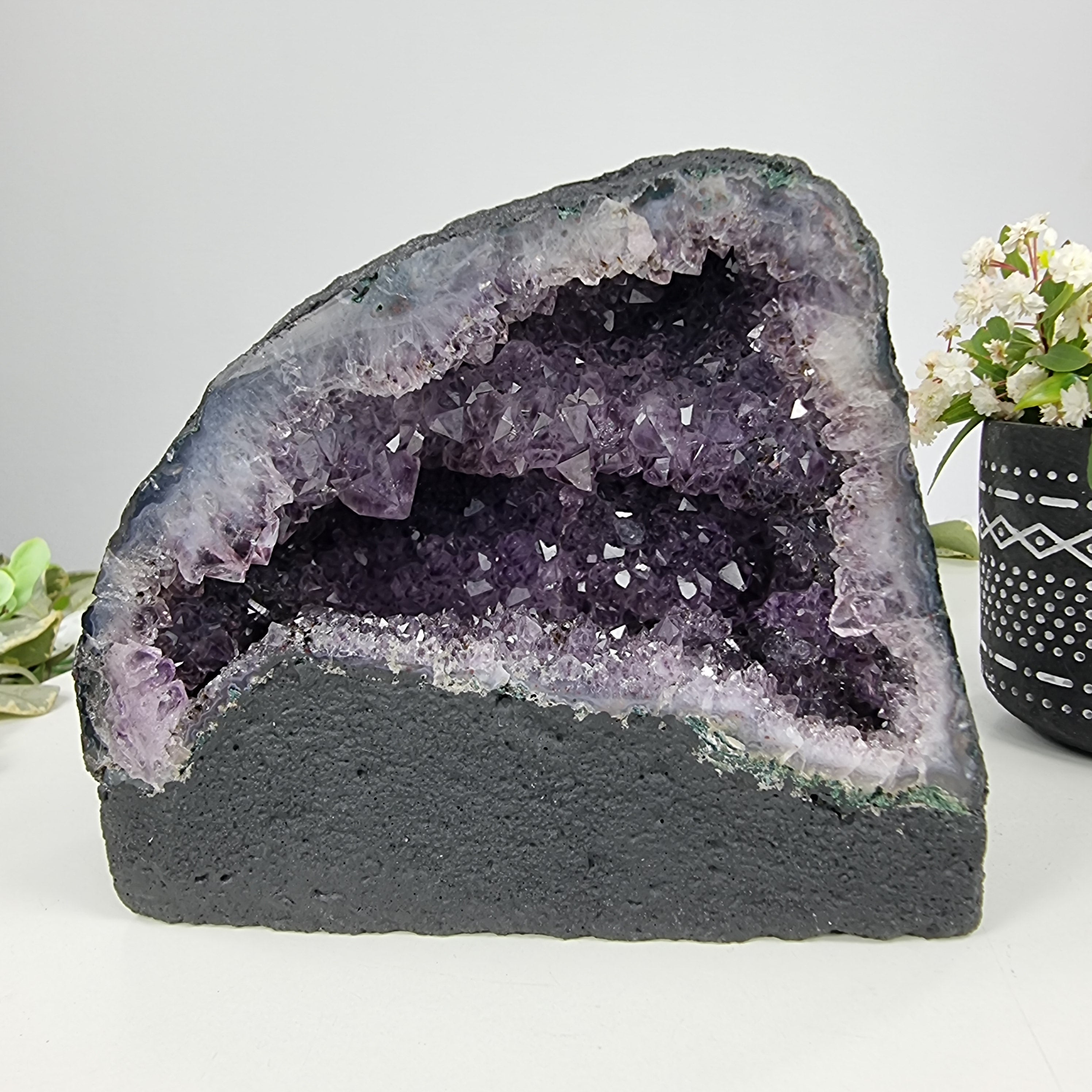 Capilla de Amatista Bruta Drusa - Geoda de Amatista 1,80 Kgs, Energía, Belleza y Sofisticación