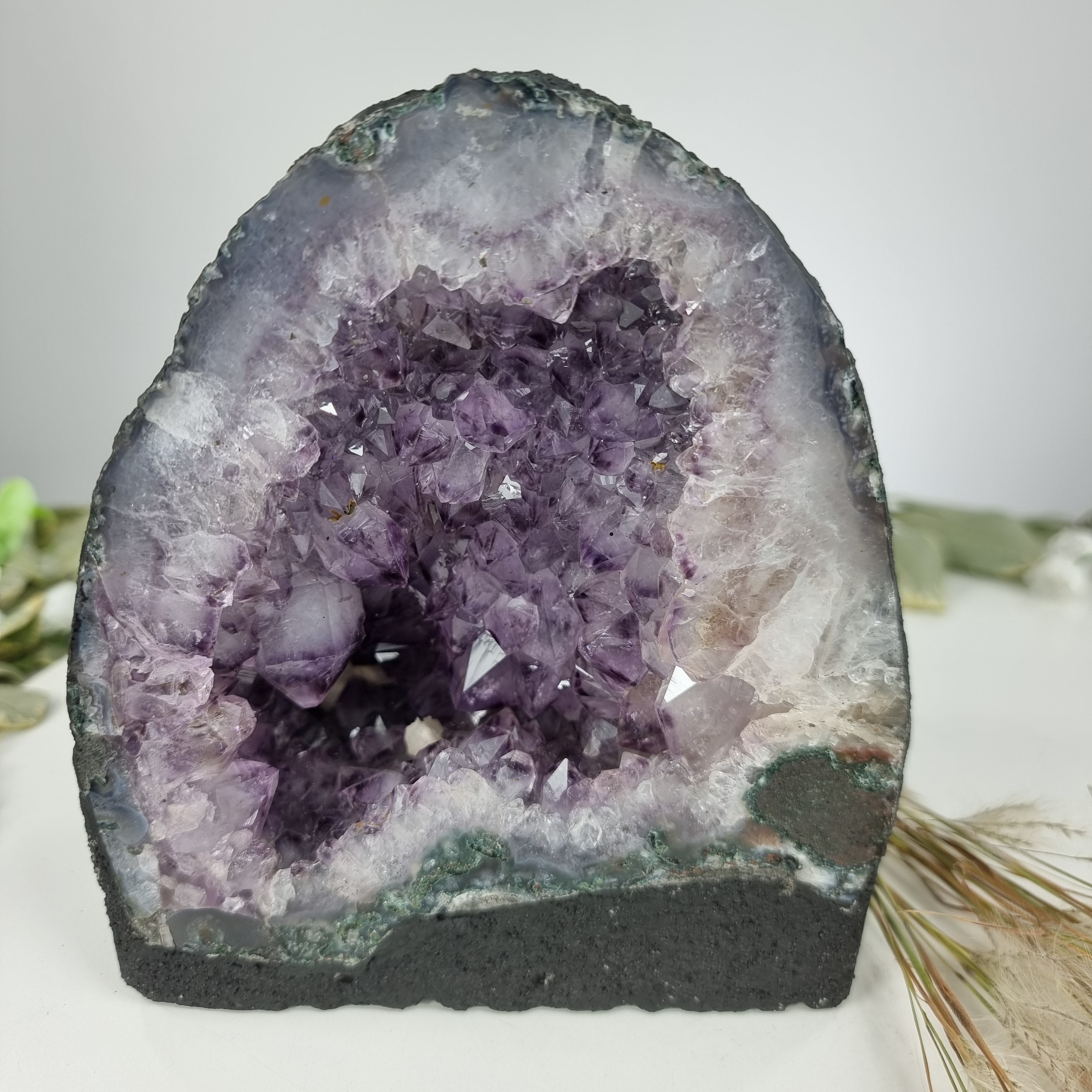 Capilla de Amatista Bruta Drusa - Geoda de Amatista 2,85 Kgs, Energía, Belleza y Sofisticación