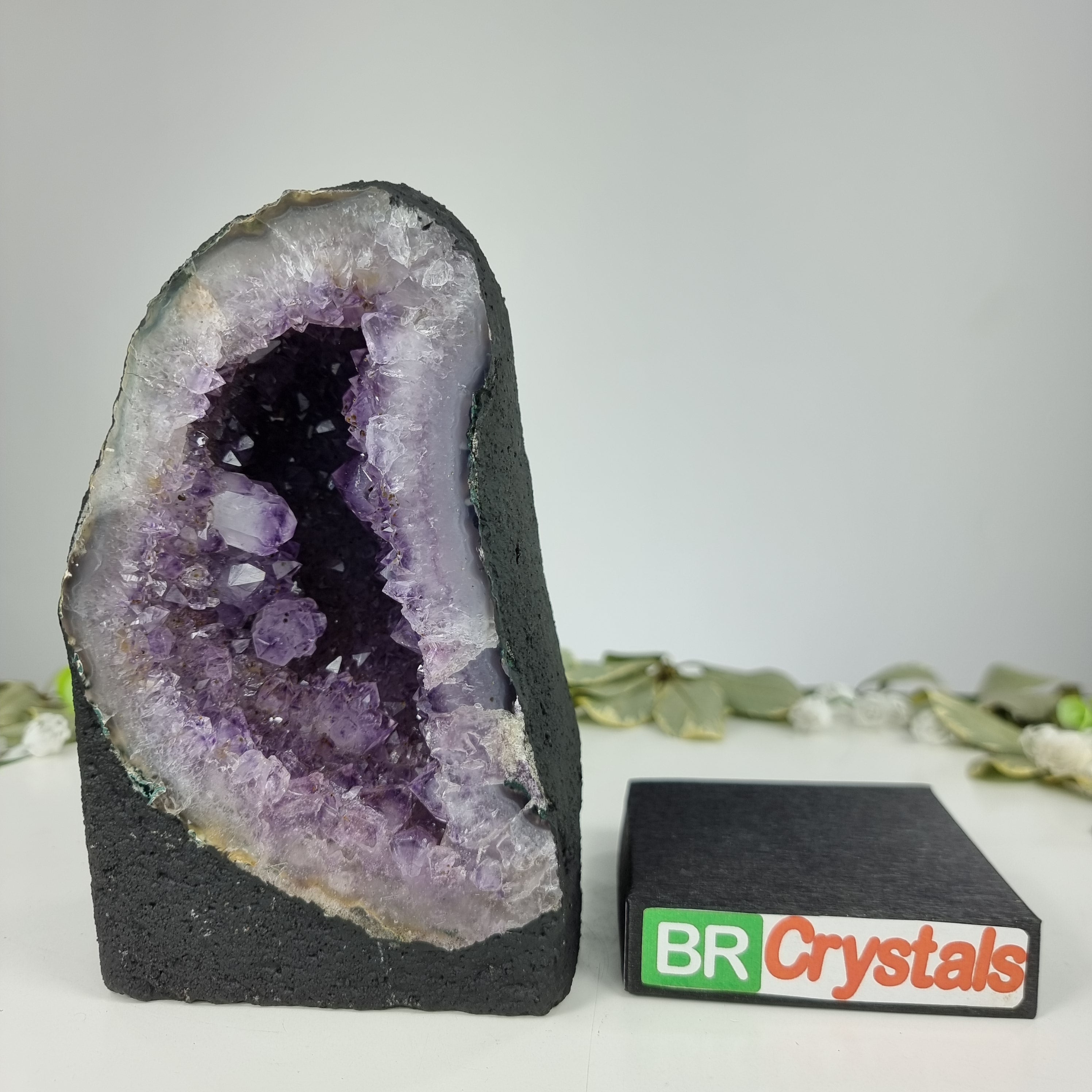 Capilla en Amatista Bruta Drusa - Geoda de Amatista 2,40 Kgs, Energía, Belleza y Sofisticación
