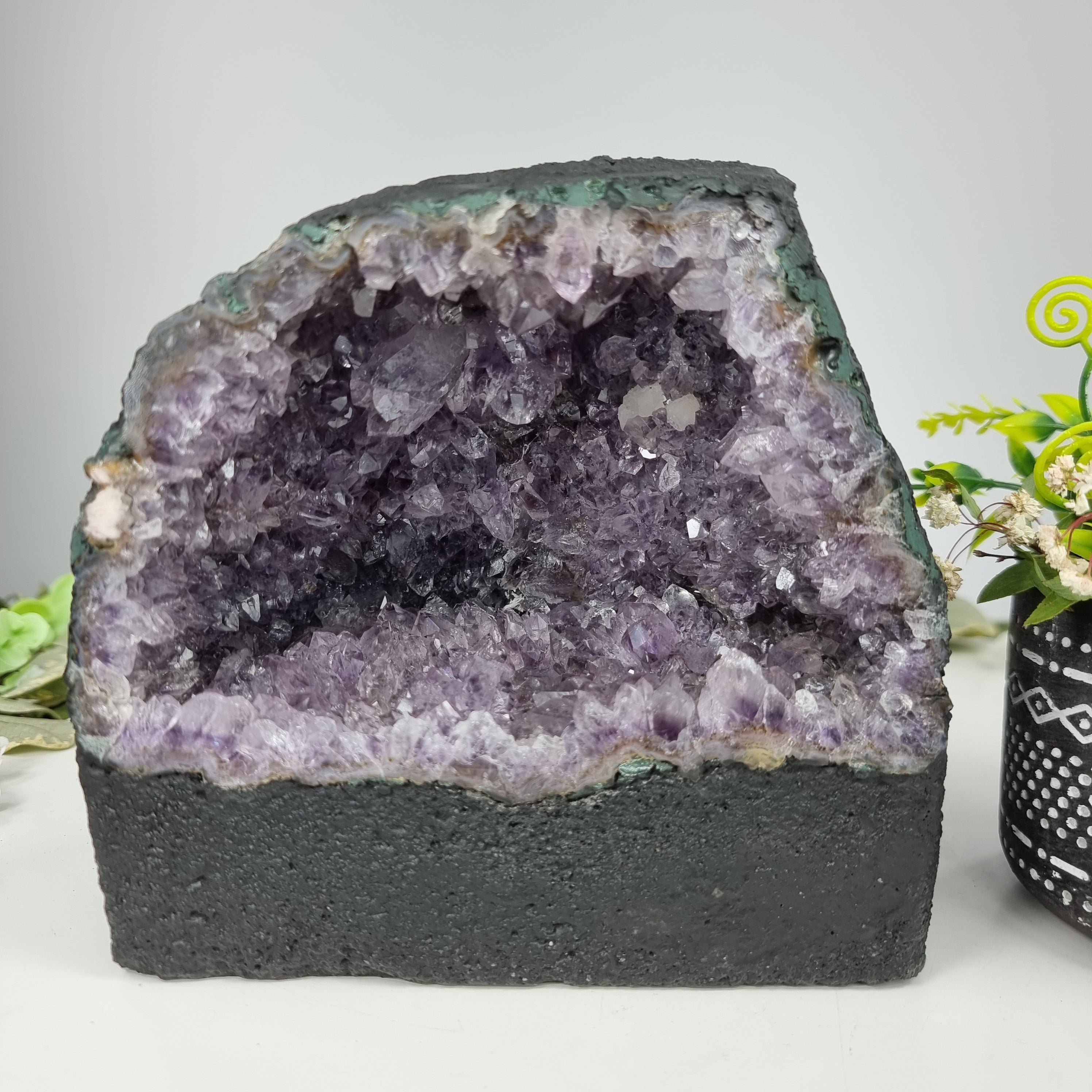 Rough Amethyst Geode Chapel - 3.00 Kgs Amethyst Geode, Energy, Beauty, and Sophistication