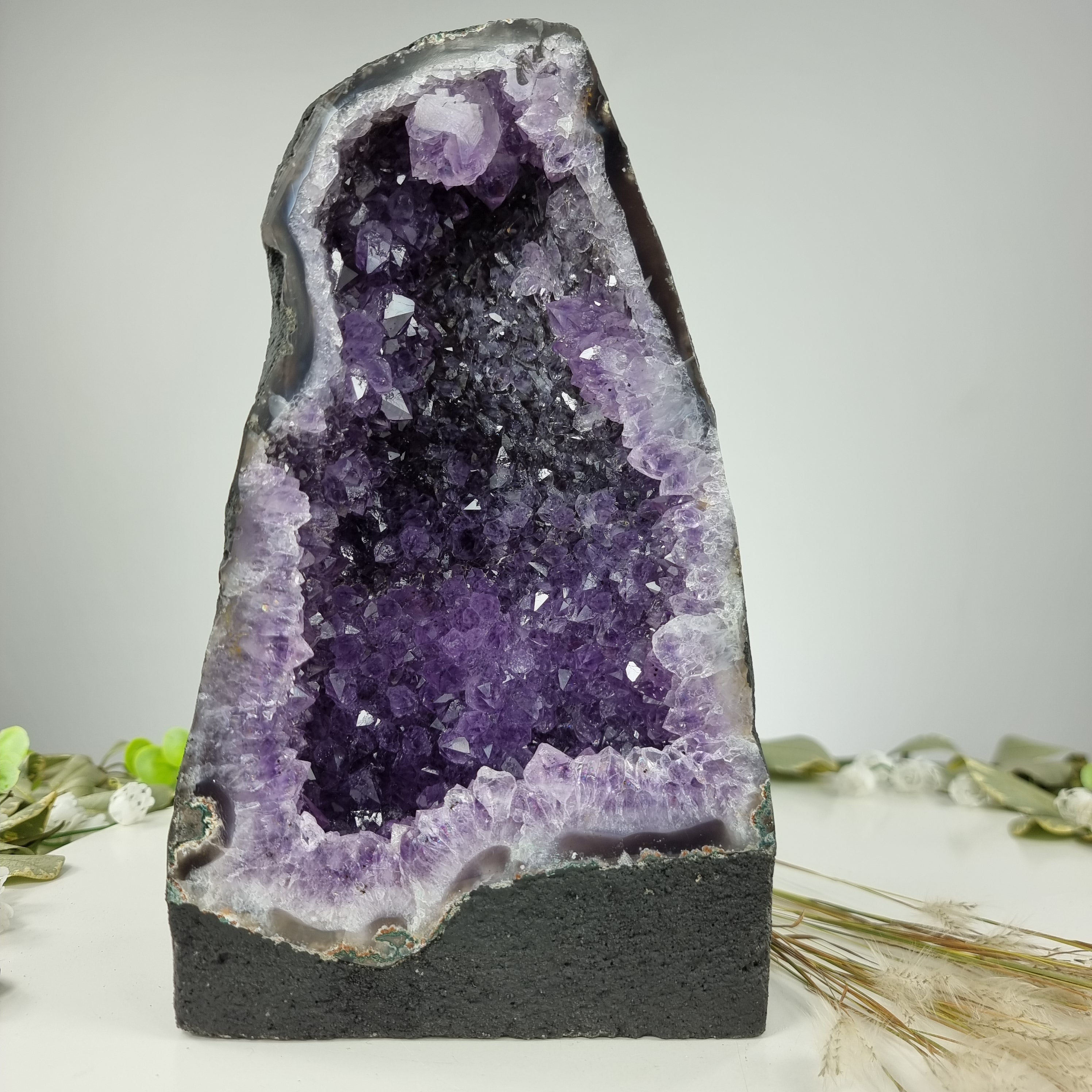 Capilla en Amatista Bruta Drusa - Geoda de Amatista 4,60 Kgs, Energía, Belleza y Sofisticación