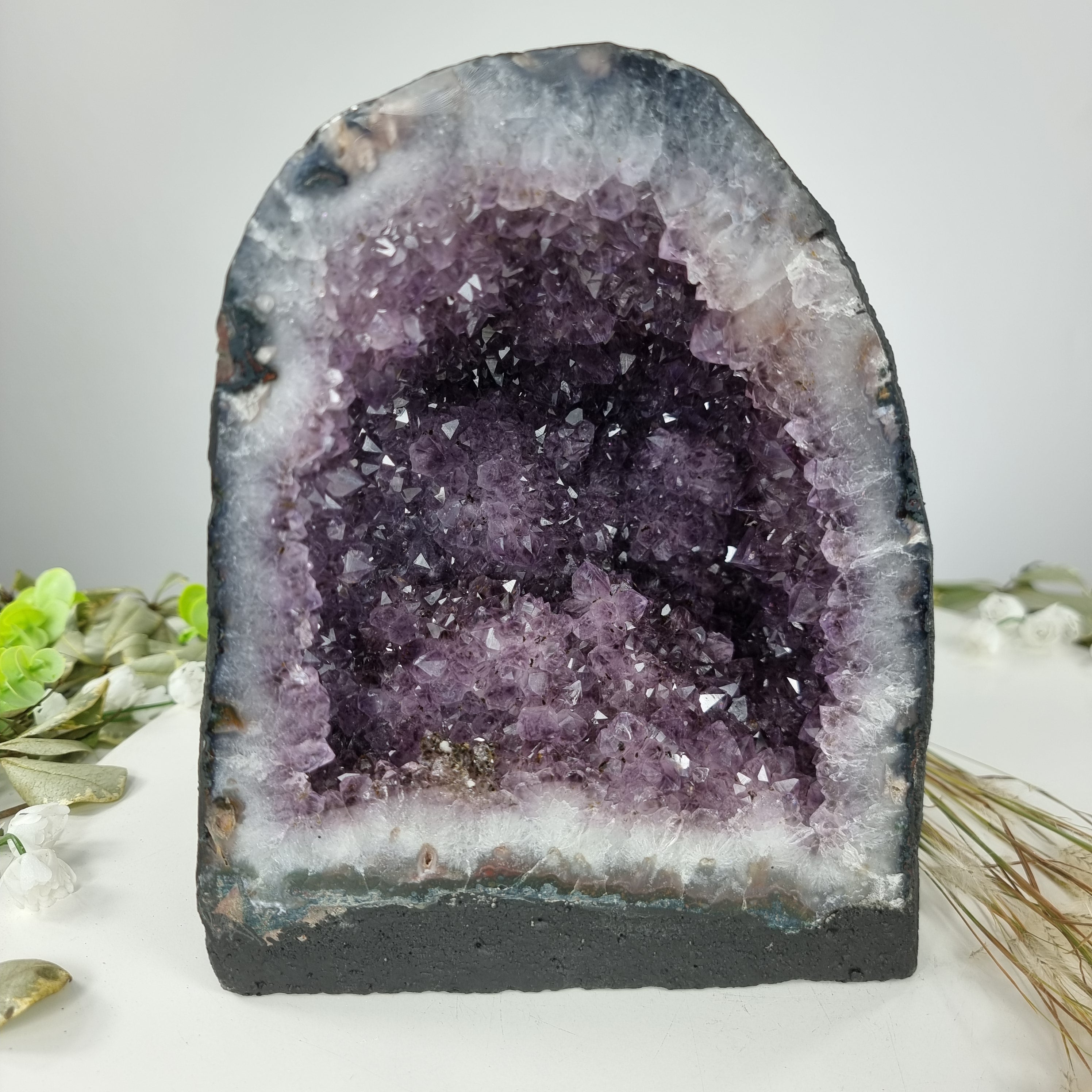 Capilla en Amatista Bruta Drusa - Geoda de Amatista 6,40 Kgs, Energía, Belleza y Sofisticación