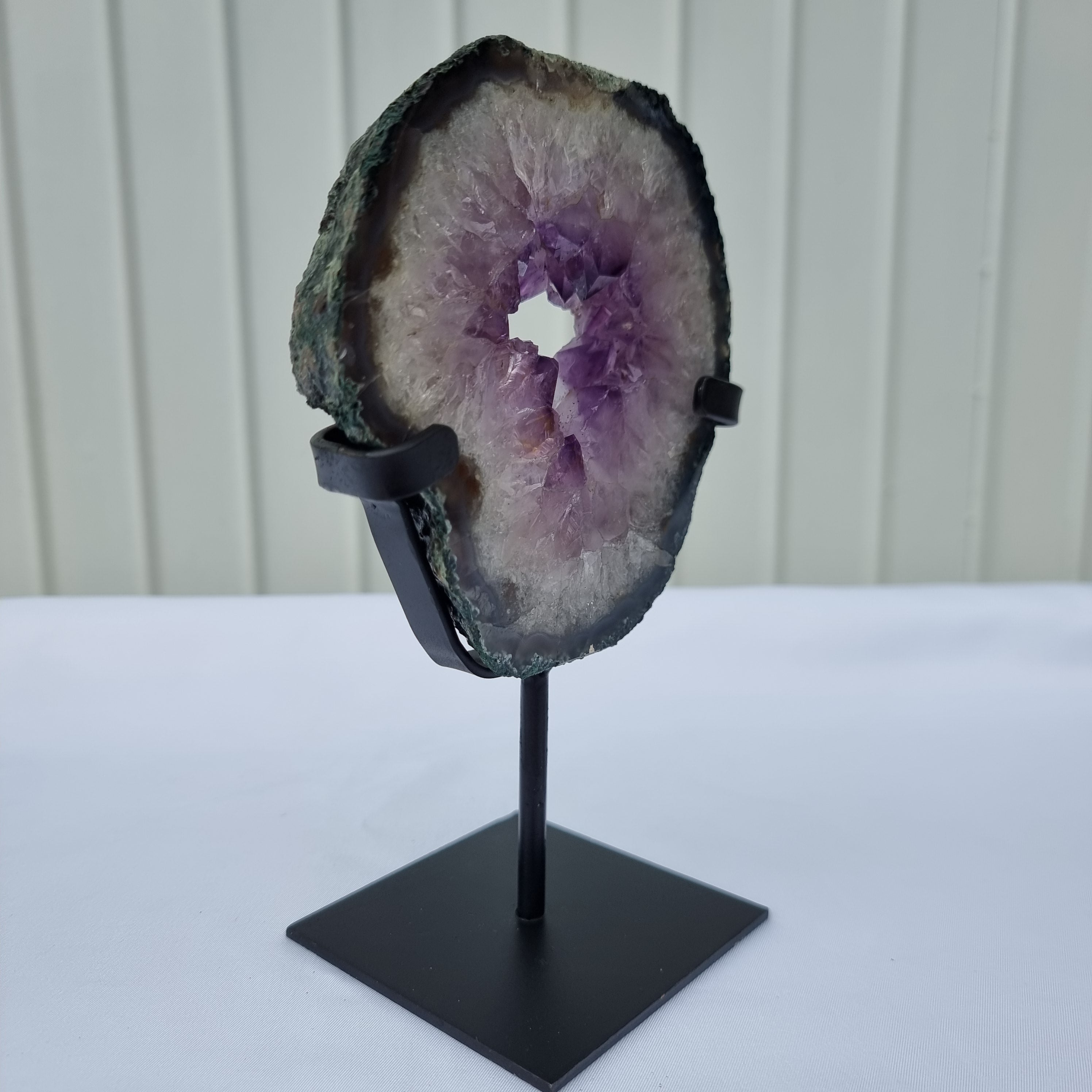 Argolla de Amatista con Cristales Morados | Base de hierro Negra | Peso 0,75 kgs, Altura 20 cm | Energía, Belleza y Sofisticación