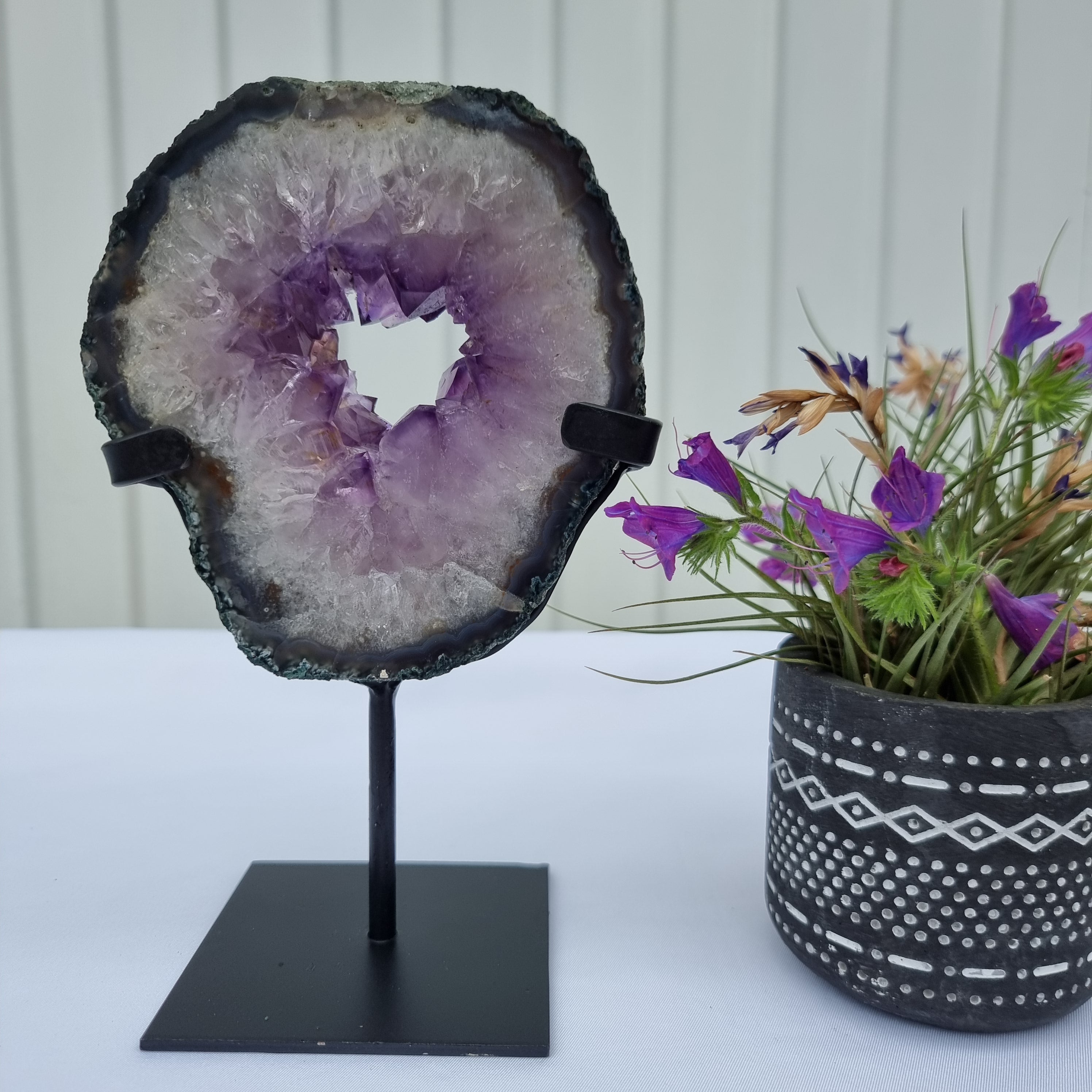 Argolla de Amatista con Cristales Morados | Base de hierro Negra | Peso 0,75 kgs, Altura 20 cm | Energía, Belleza y Sofisticación