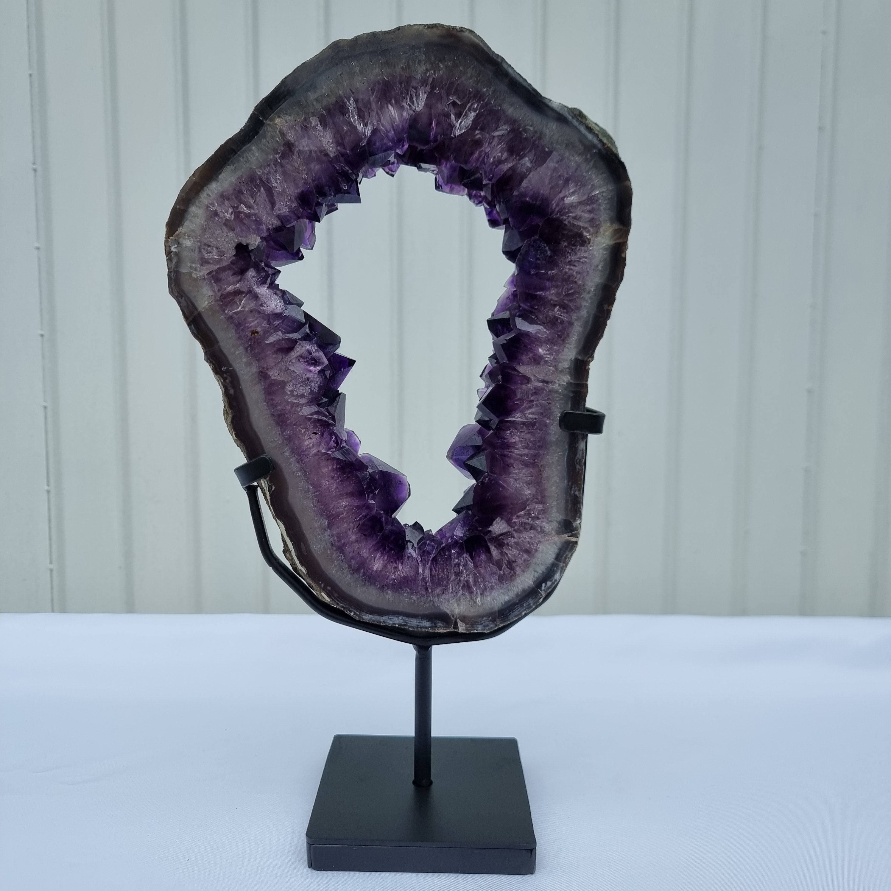 Aro de amatista con cristales morados | Base de hierro negro | Peso 2,85 kg, Altura 33 cm | Energía, Belleza y Sofisticación