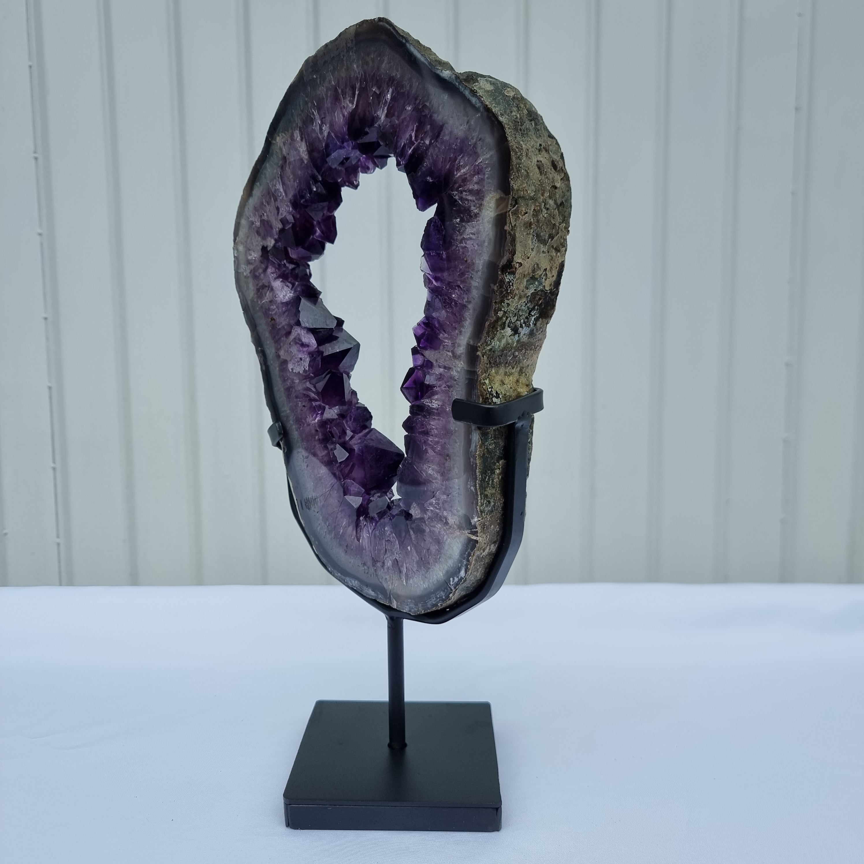 Aro de amatista con cristales morados | Base de hierro negro | Peso 2,85 kg, Altura 33 cm | Energía, Belleza y Sofisticación
