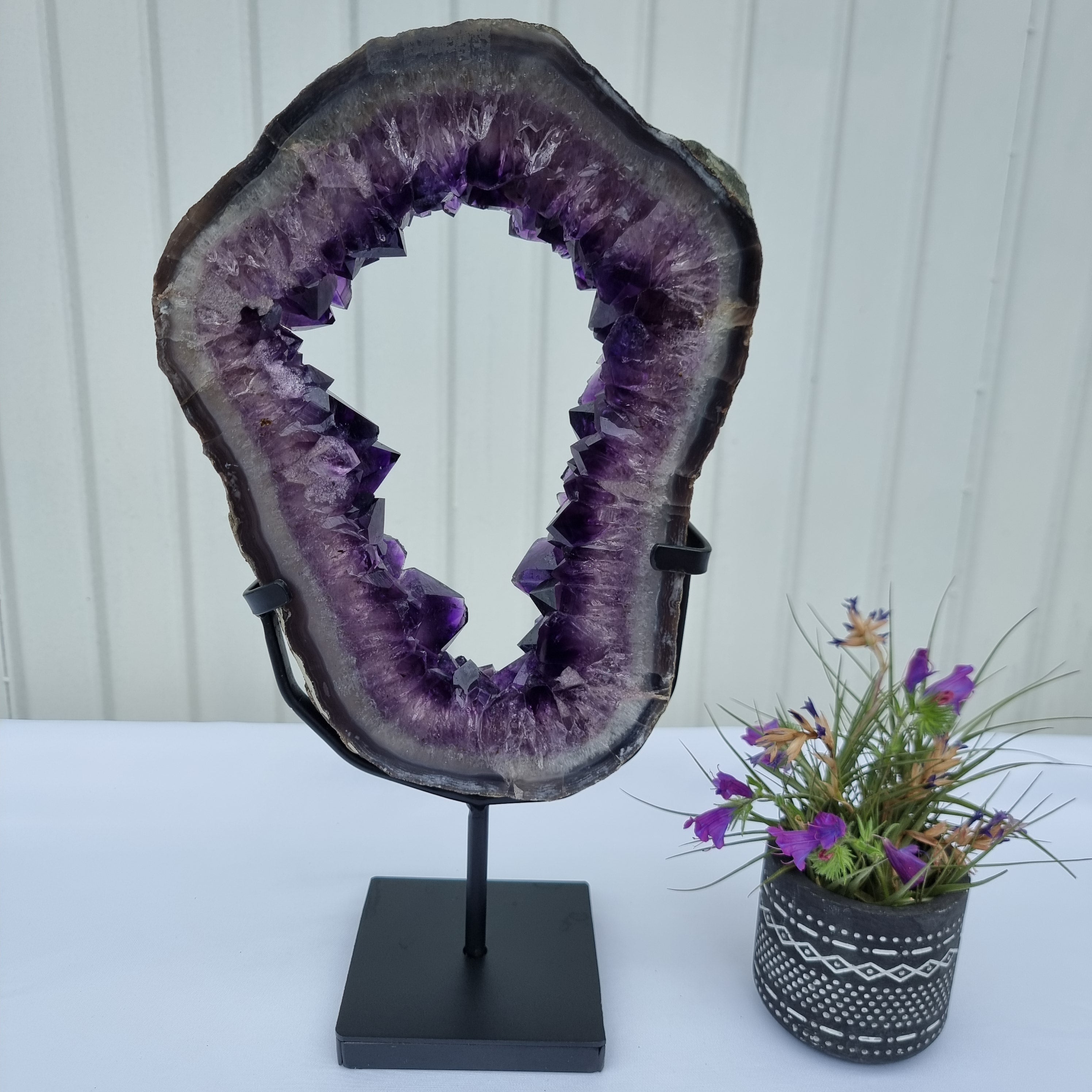 Aro de amatista con cristales morados | Base de hierro negro | Peso 2,85 kg, Altura 33 cm | Energía, Belleza y Sofisticación