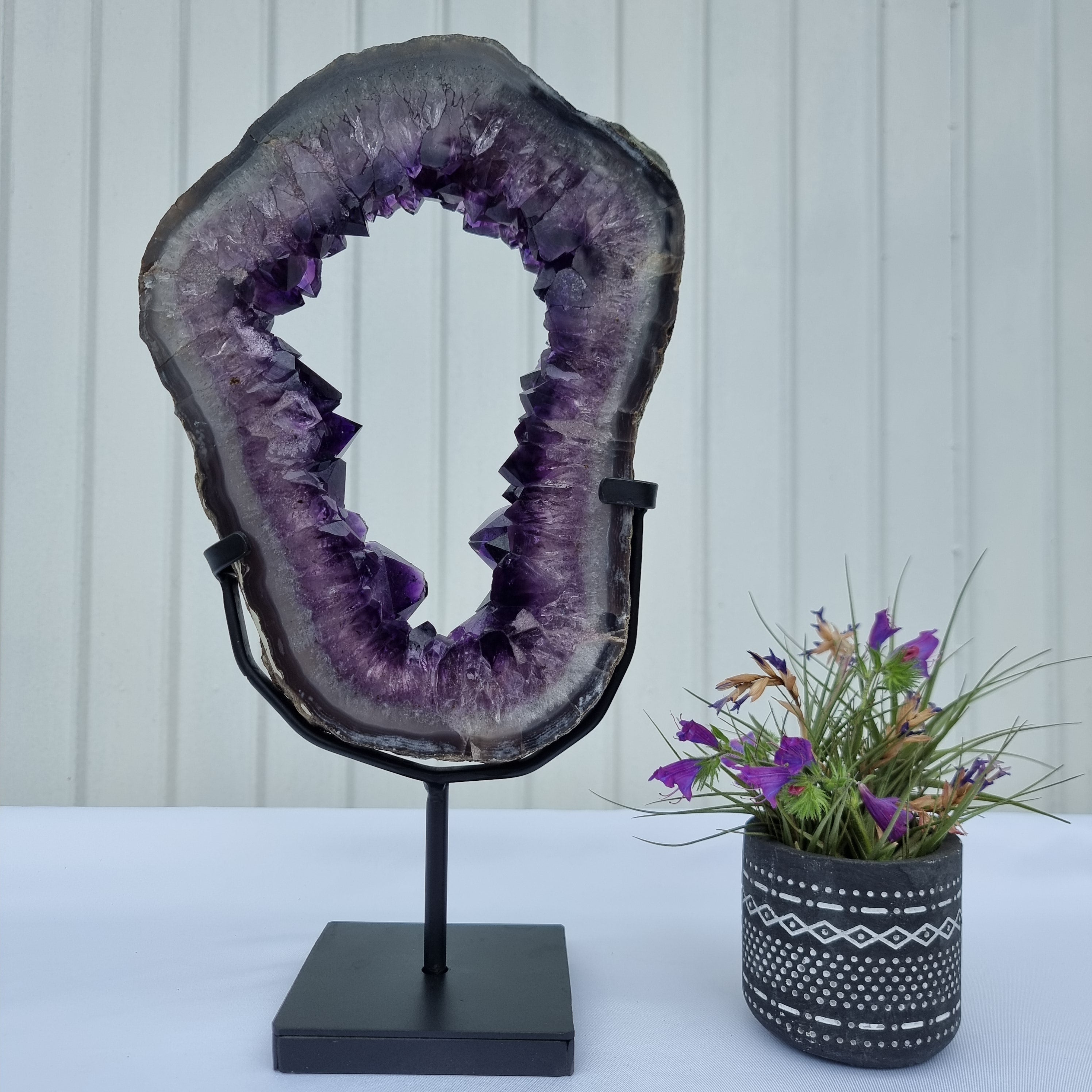 Aro de amatista con cristales morados | Base de hierro negro | Peso 2,85 kg, Altura 33 cm | Energía, Belleza y Sofisticación
