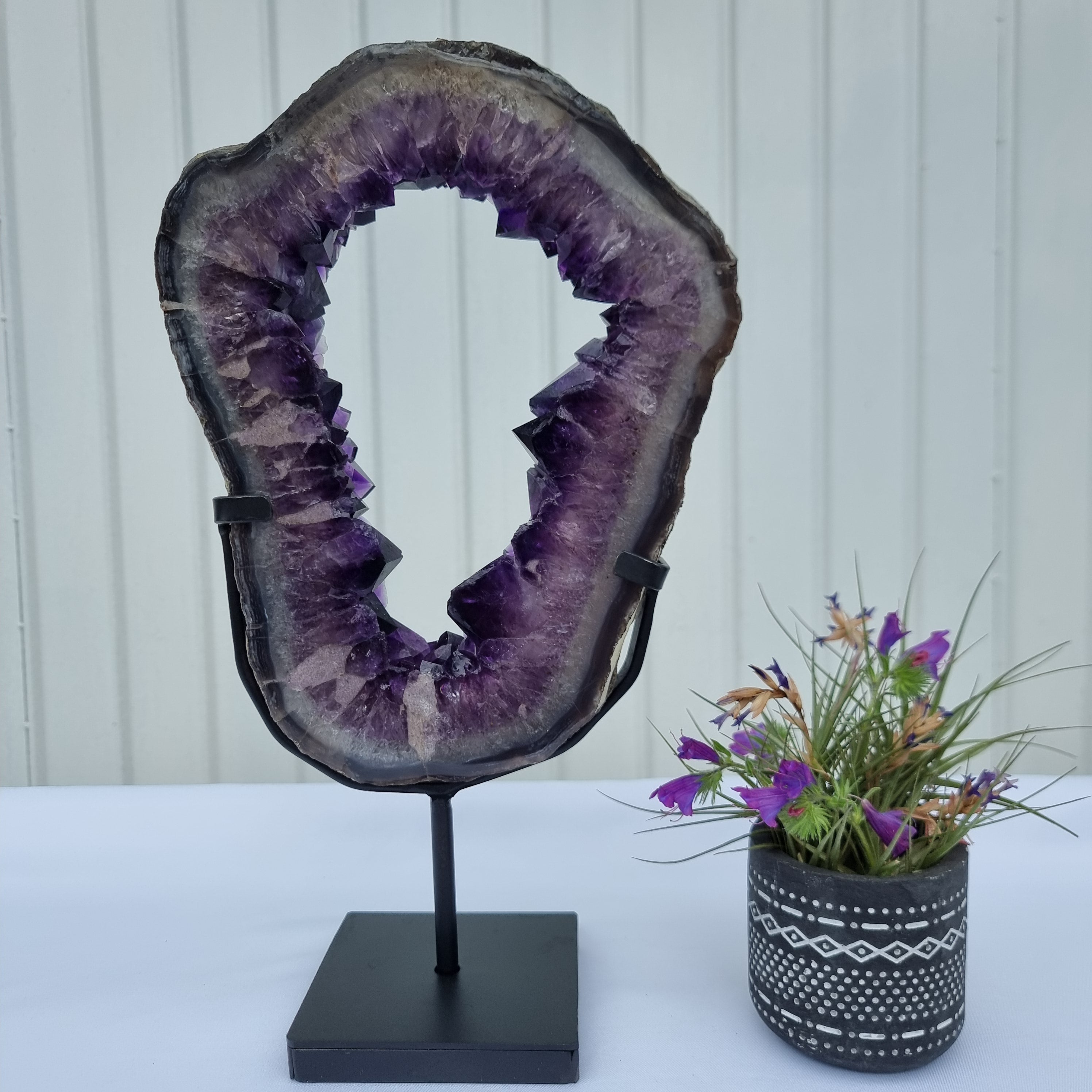 Aro de amatista con cristales morados | Base de hierro negro | Peso 2,85 kg, Altura 33 cm | Energía, Belleza y Sofisticación