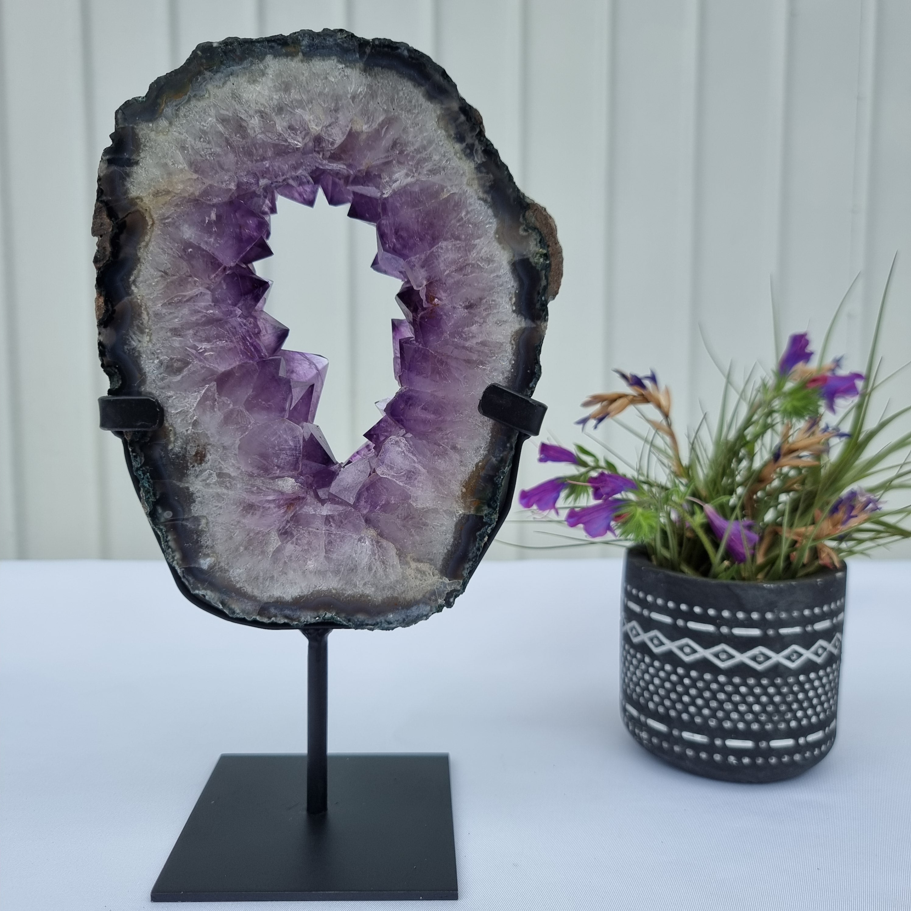 Aro de Amatista con Cristales Morados | Base de hierro Negra | Peso 1,30 kgs, Altura 23 cm | Energía, Belleza y Sofisticación