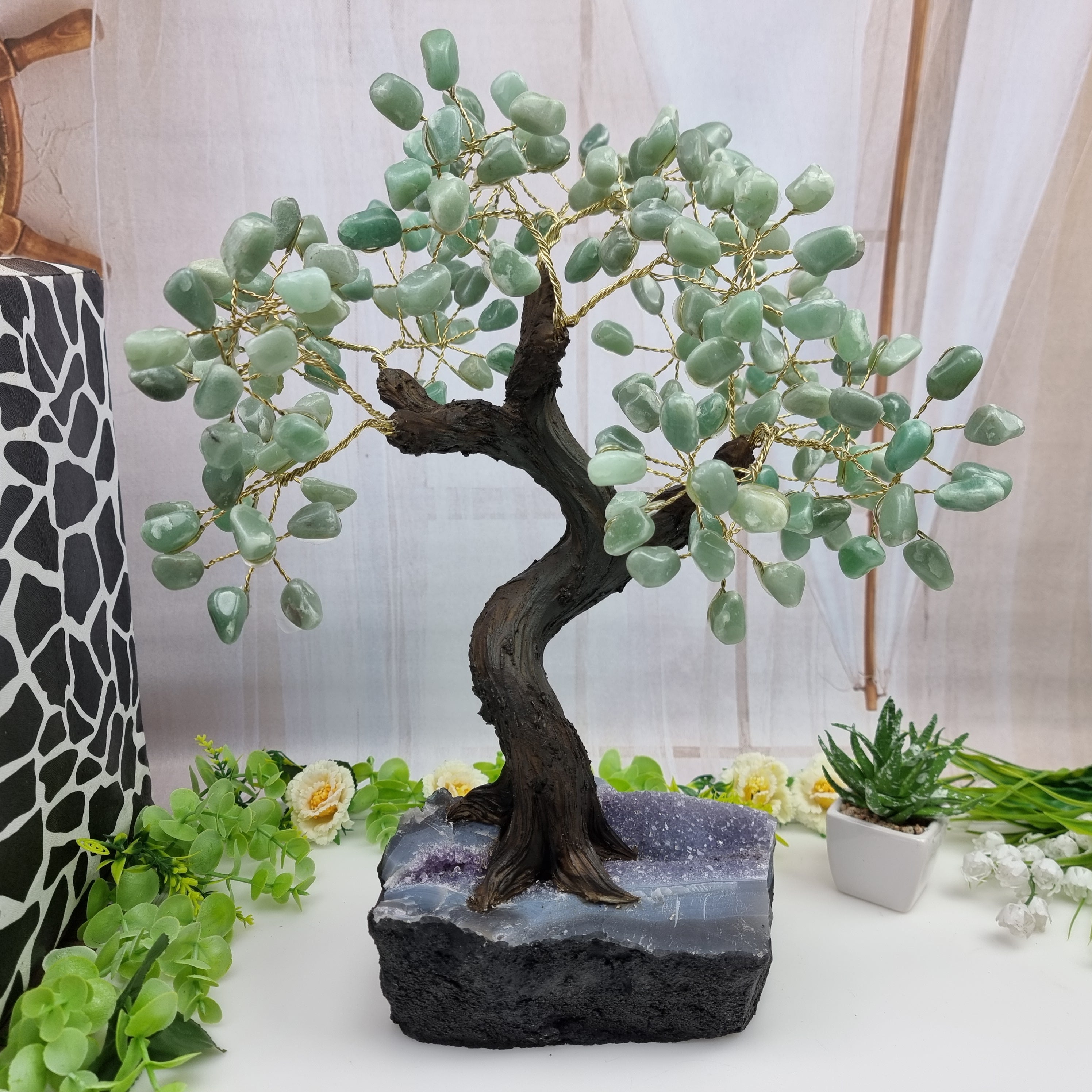 Árbol de piedras preciosas hecho a mano de cuarzo verde de 14" de alto sobre una base de racimo de cristal, modelo de 180 gemas en total