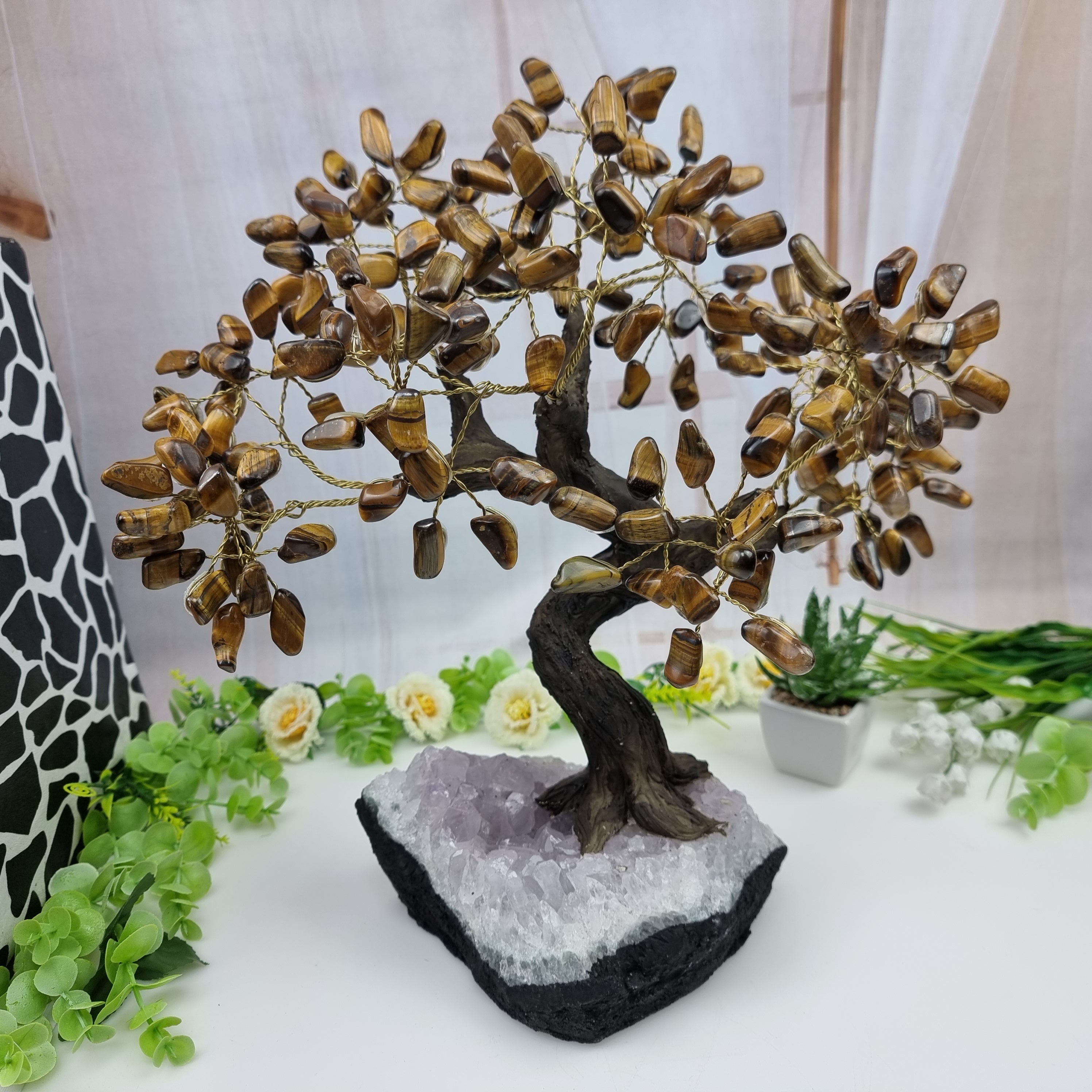 Árbol de piedras preciosas hecho a mano de amatista de 14" de alto sobre una base de racimo de cristal, modelo de 180 gemas en total