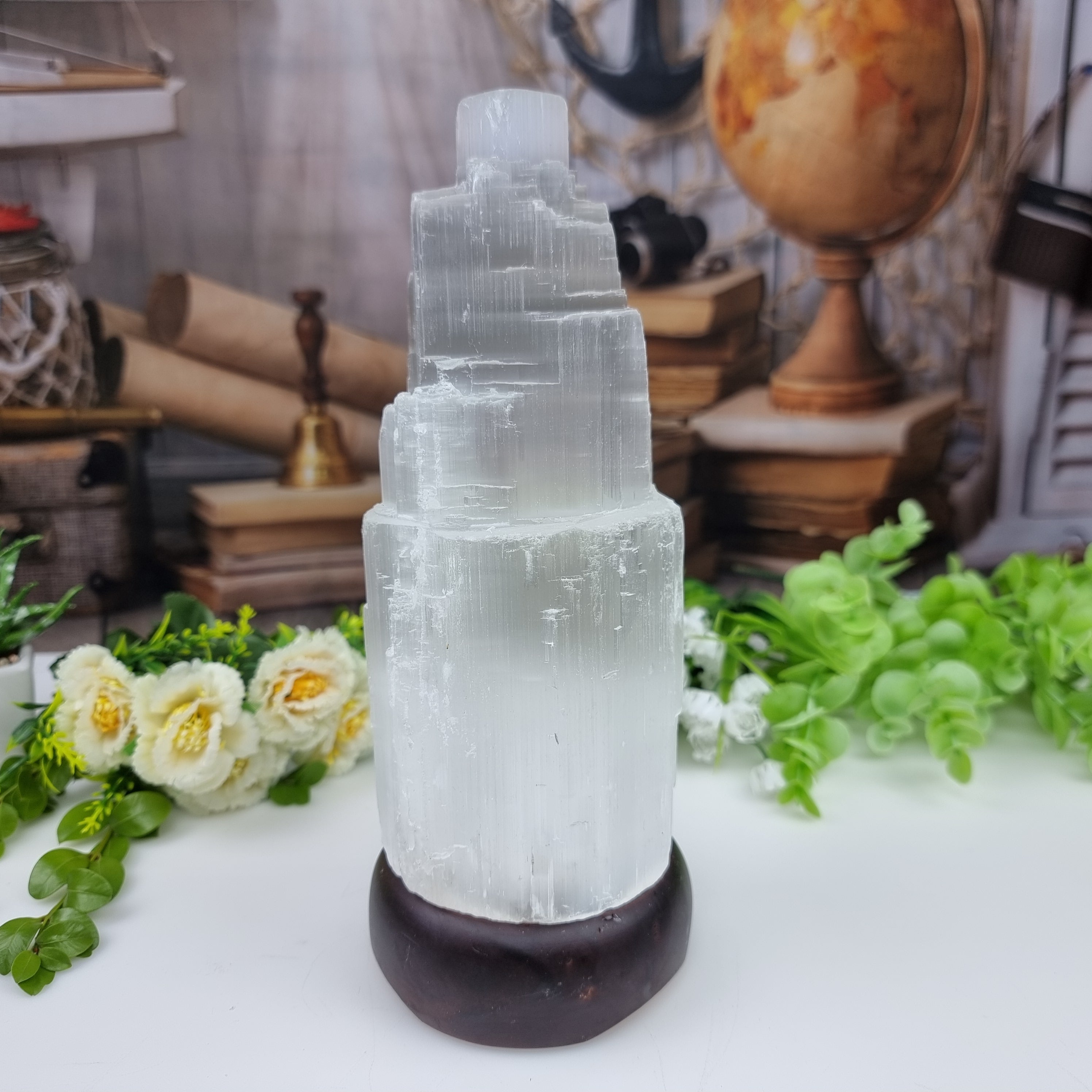 Luminária de Selenita base de Madeira e Iluminação LED, altura 20 a 40 cm