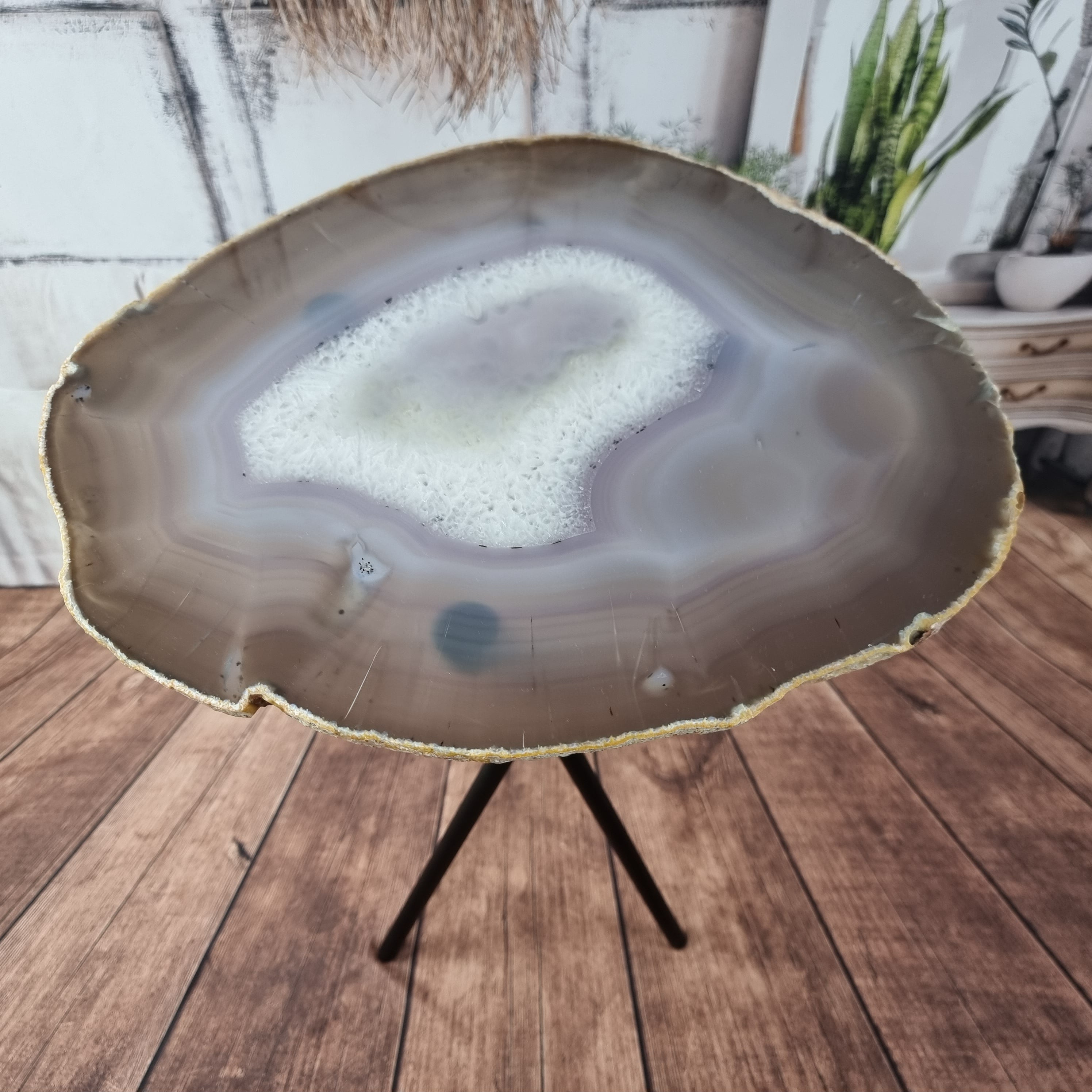 Mesa Auxiliar de Ágatas Naturales Láminas FINAS | Base Trípode | Altura de 60 cm - Pieza Artesanal BR Crystals