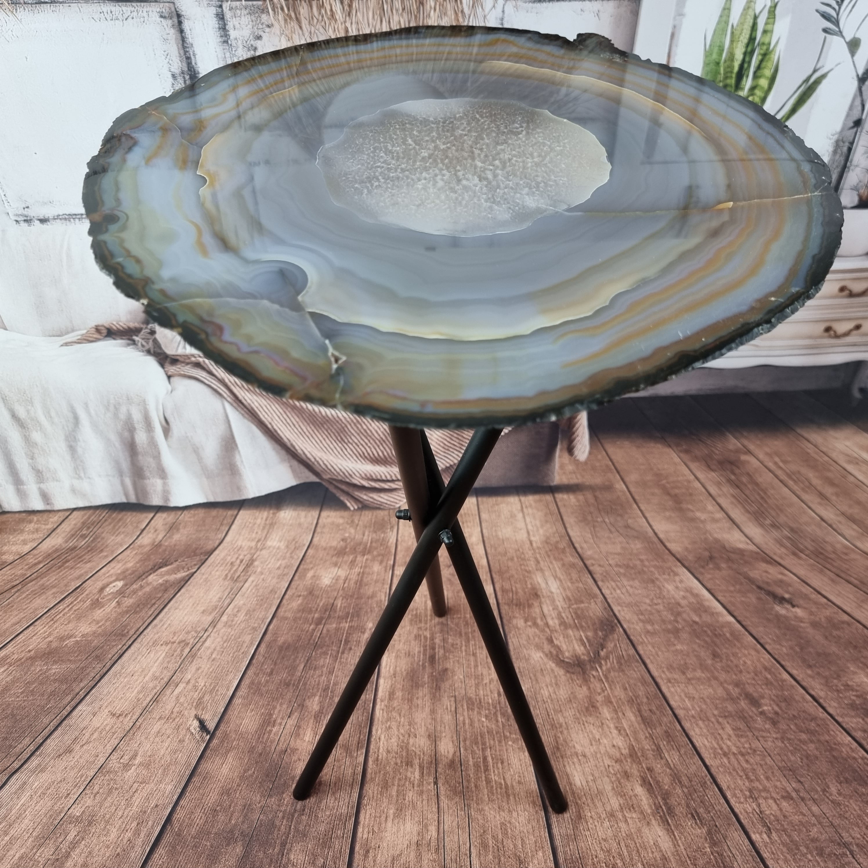 Mesa Auxiliar de Ágatas Naturales Láminas FINAS | Base Trípode | Altura de 60 cm - Pieza Artesanal BR Crystals