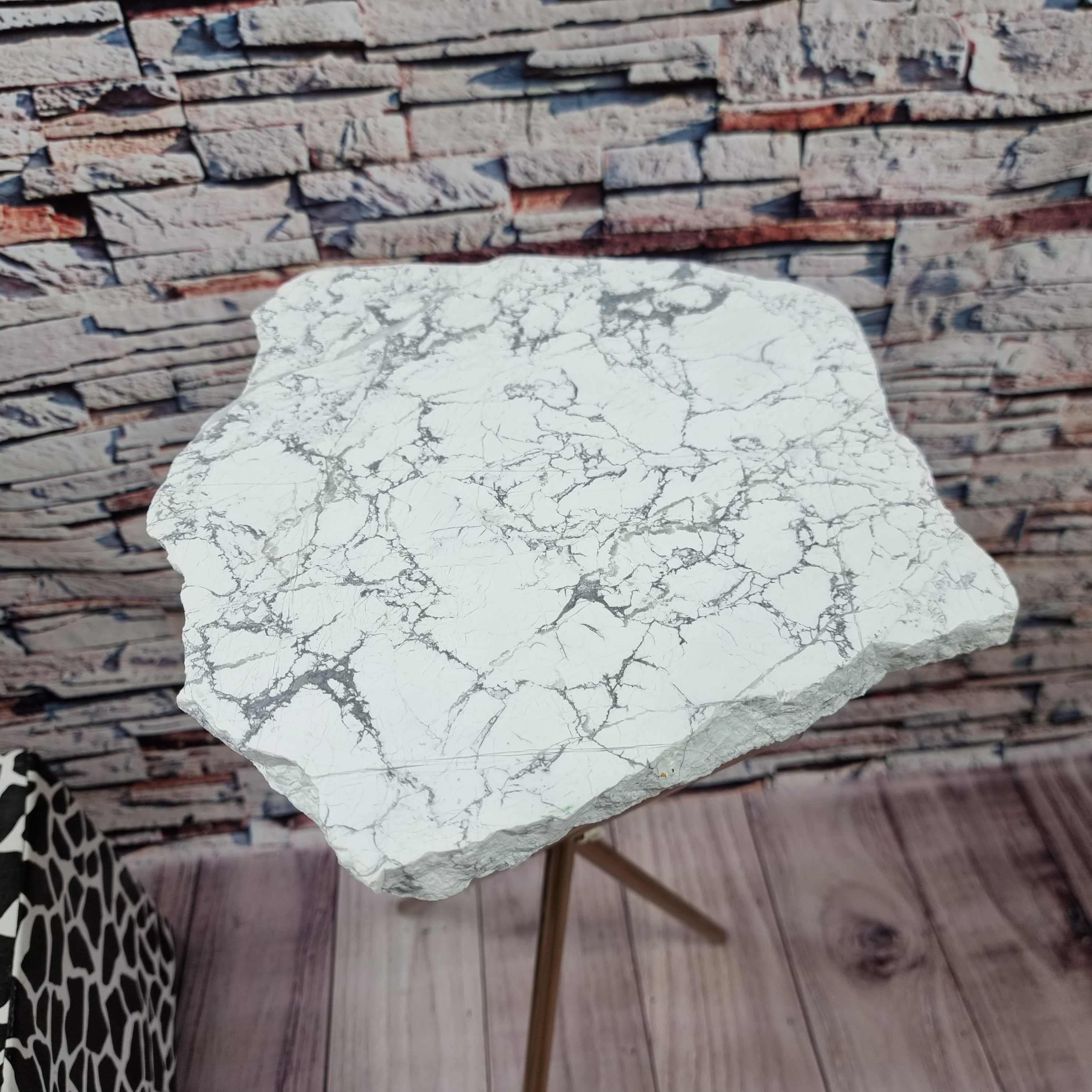 Mesa auxiliar Hawlita Stone con base dorada de 60 cm de alto, peso total 5 kg