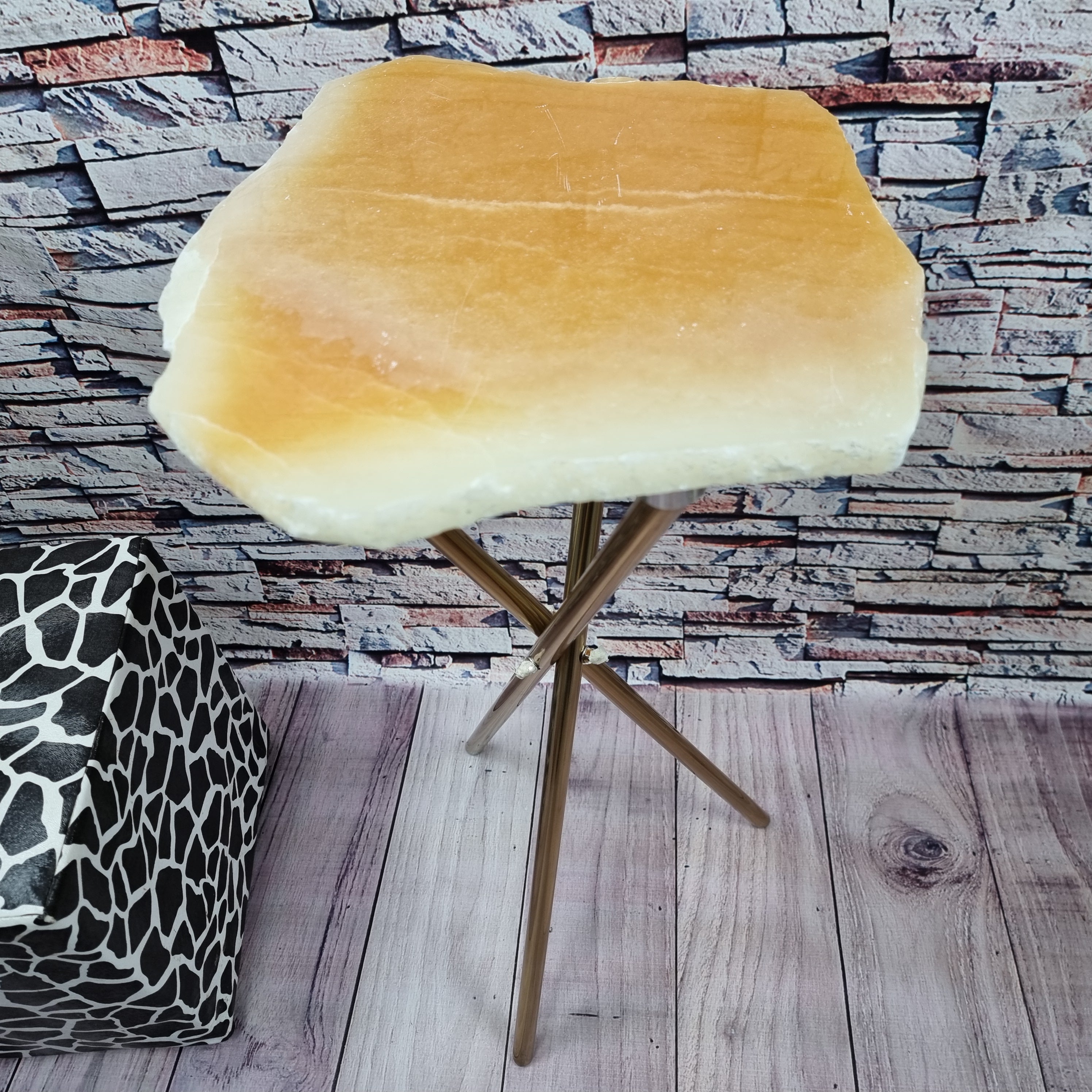 Mesa Lateral Pedra calcita com base dourada 60 cm altura, peso total de 5 kg