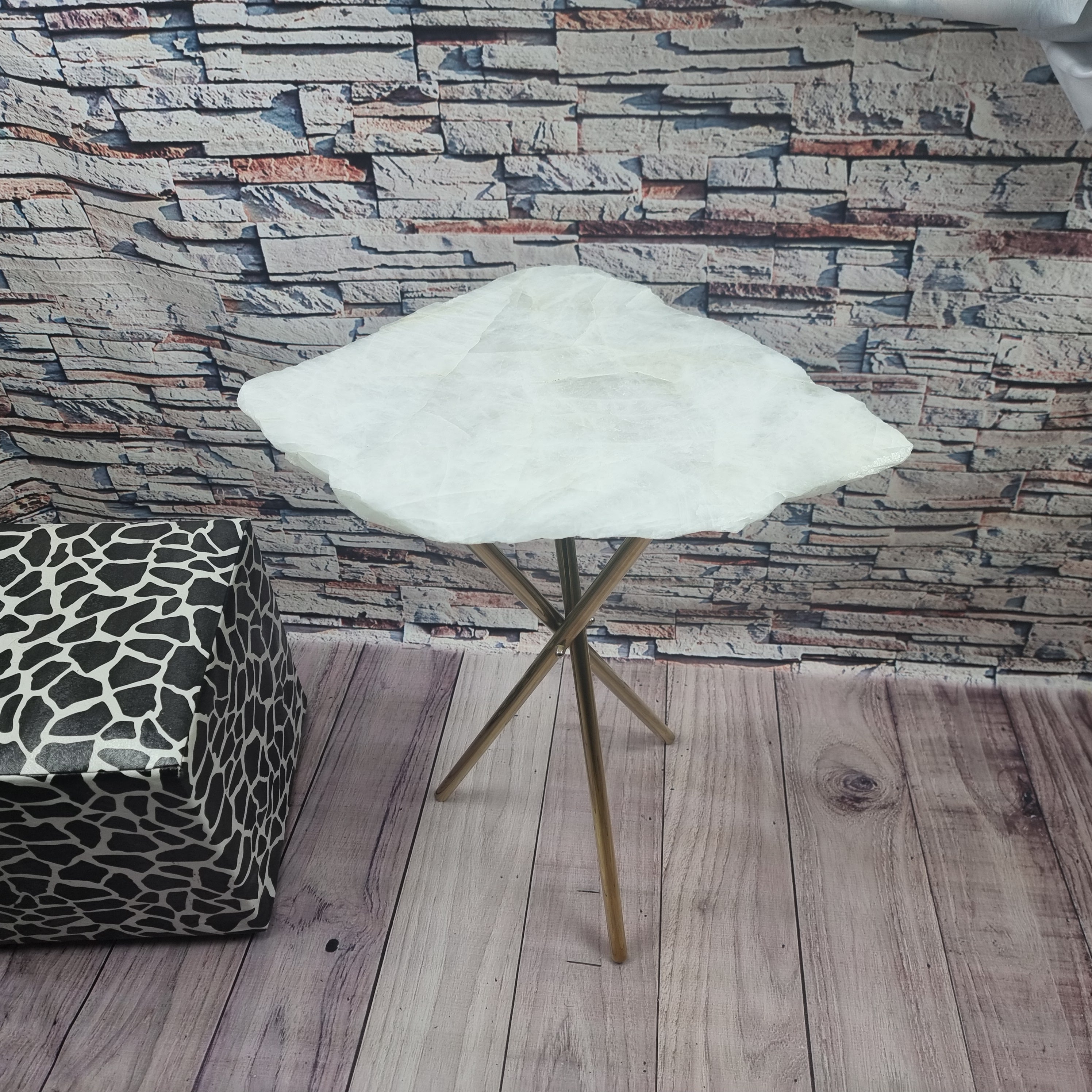 Mesa auxiliar Cuarzo Blanco base dorada 60 cm de altura, peso total de 5 kg