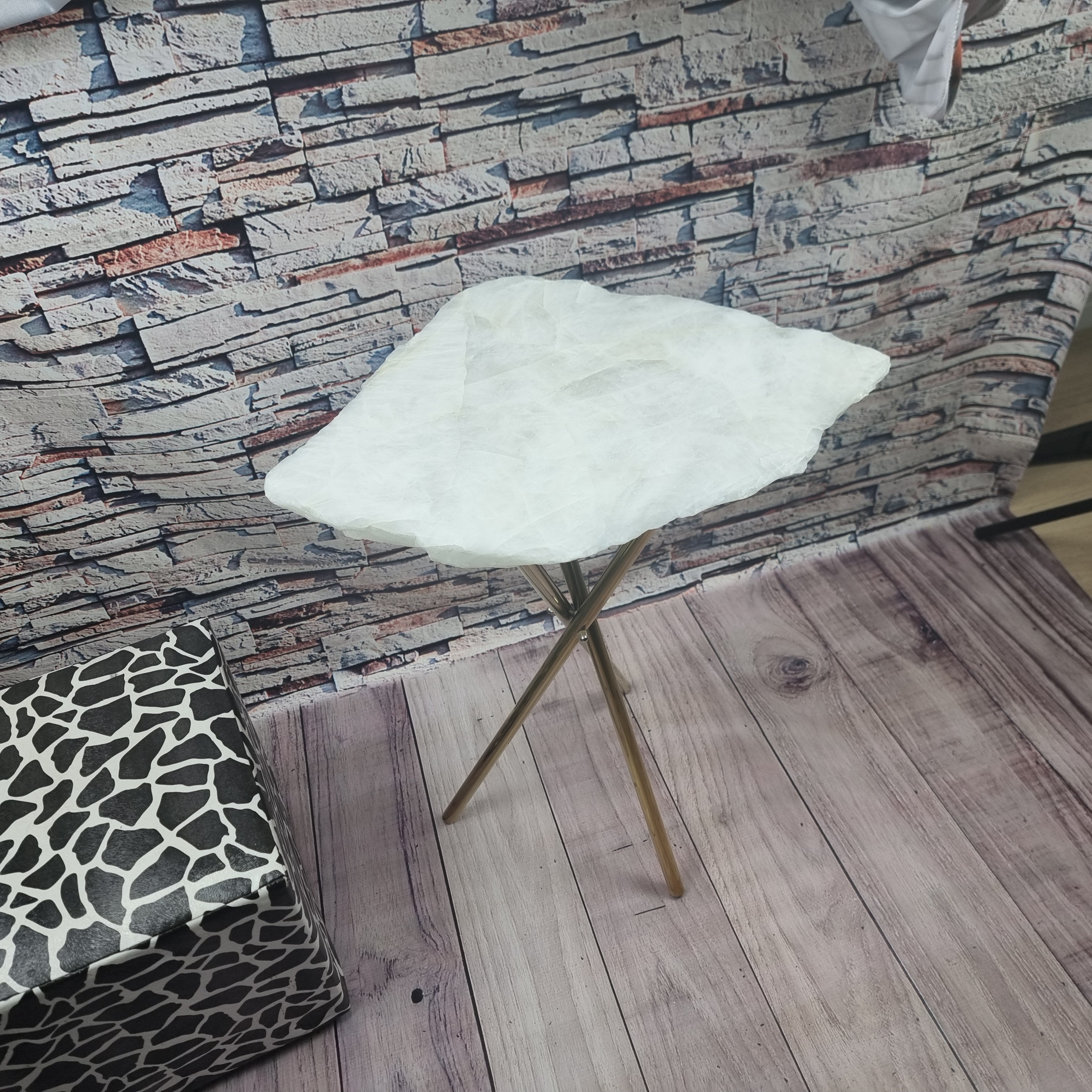 Mesa auxiliar Cuarzo Blanco base dorada 60 cm de altura, peso total de 5 kg