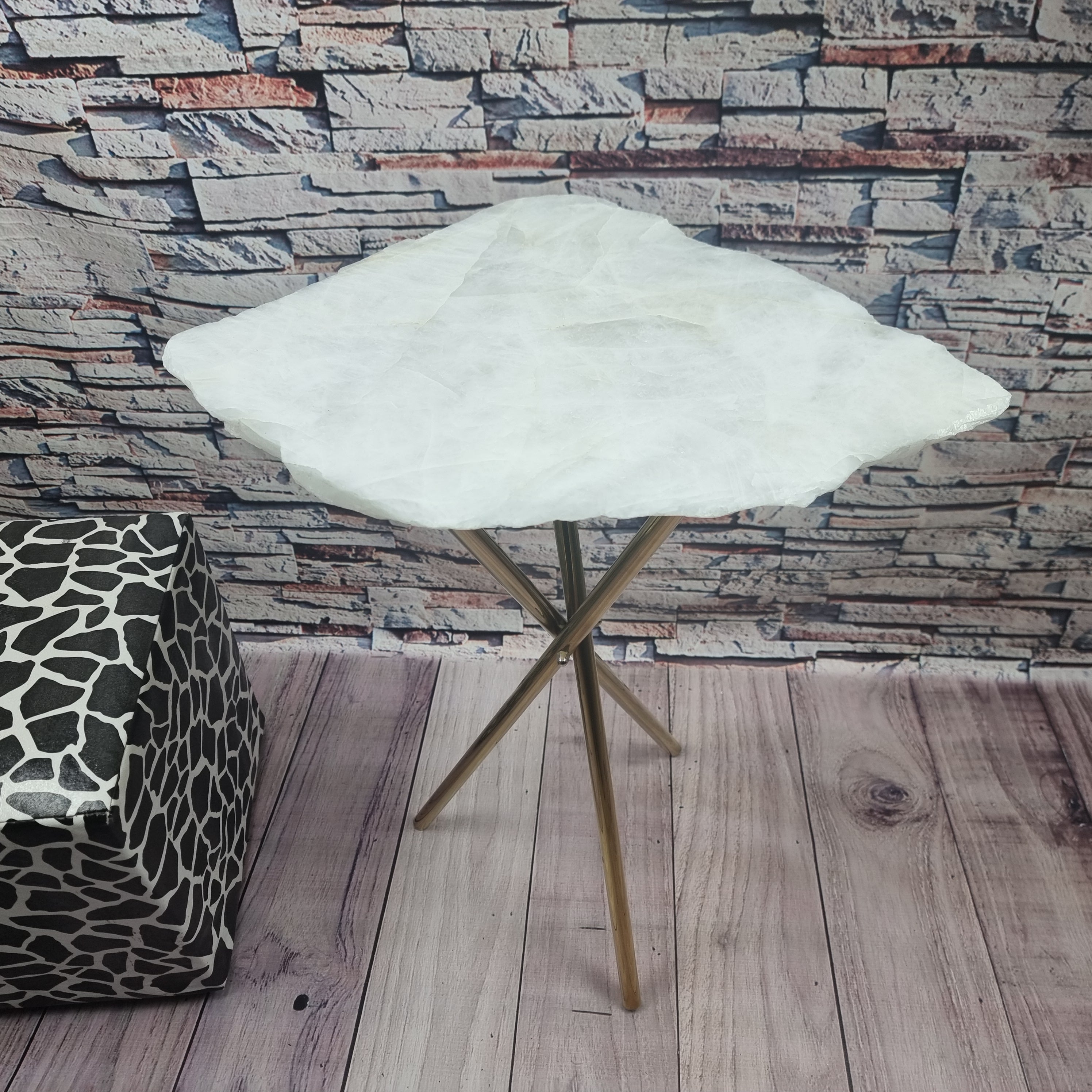 Mesa auxiliar Cuarzo Blanco base dorada 60 cm de altura, peso total de 5 kg