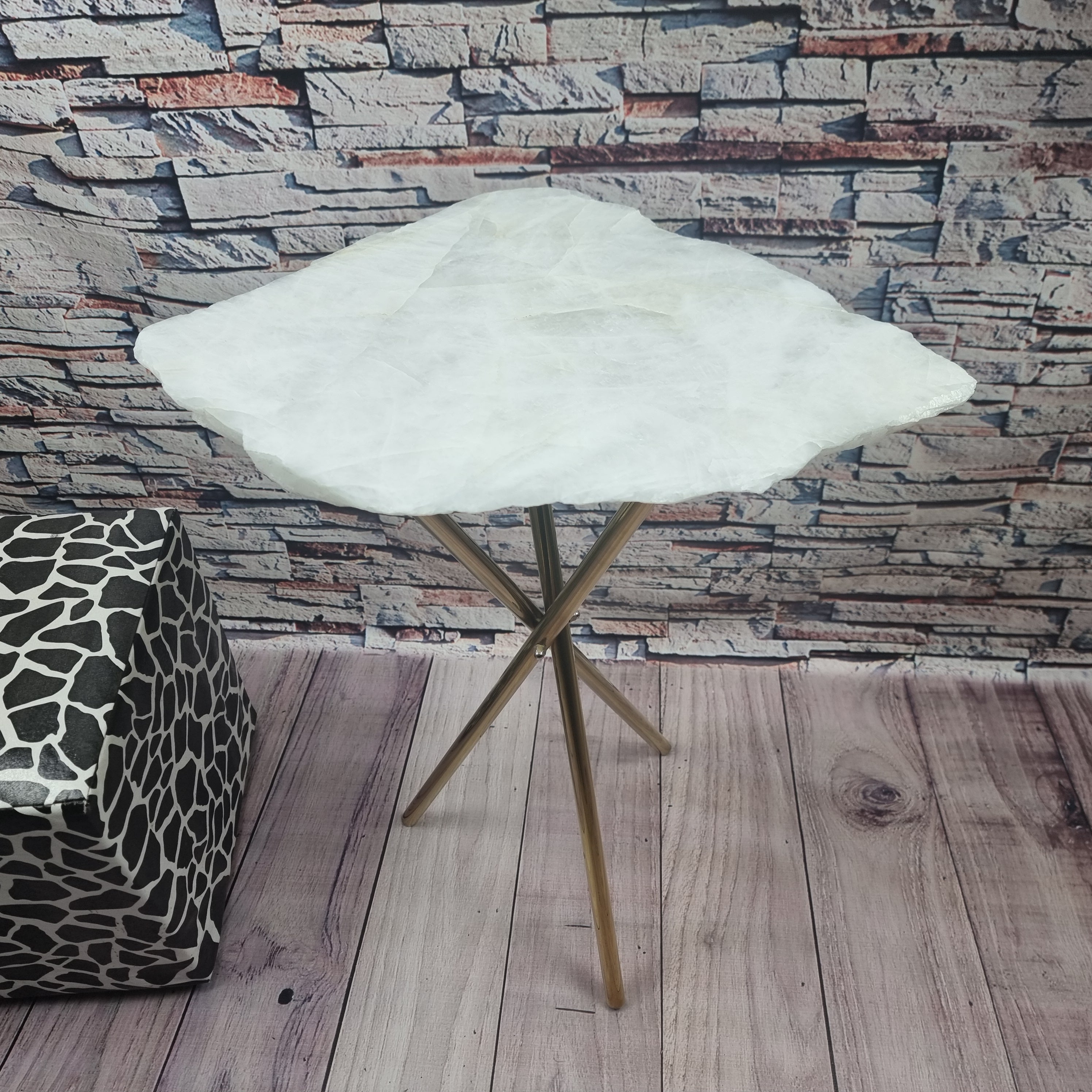 Mesa auxiliar Cuarzo Blanco base dorada 60 cm de altura, peso total de 5 kg