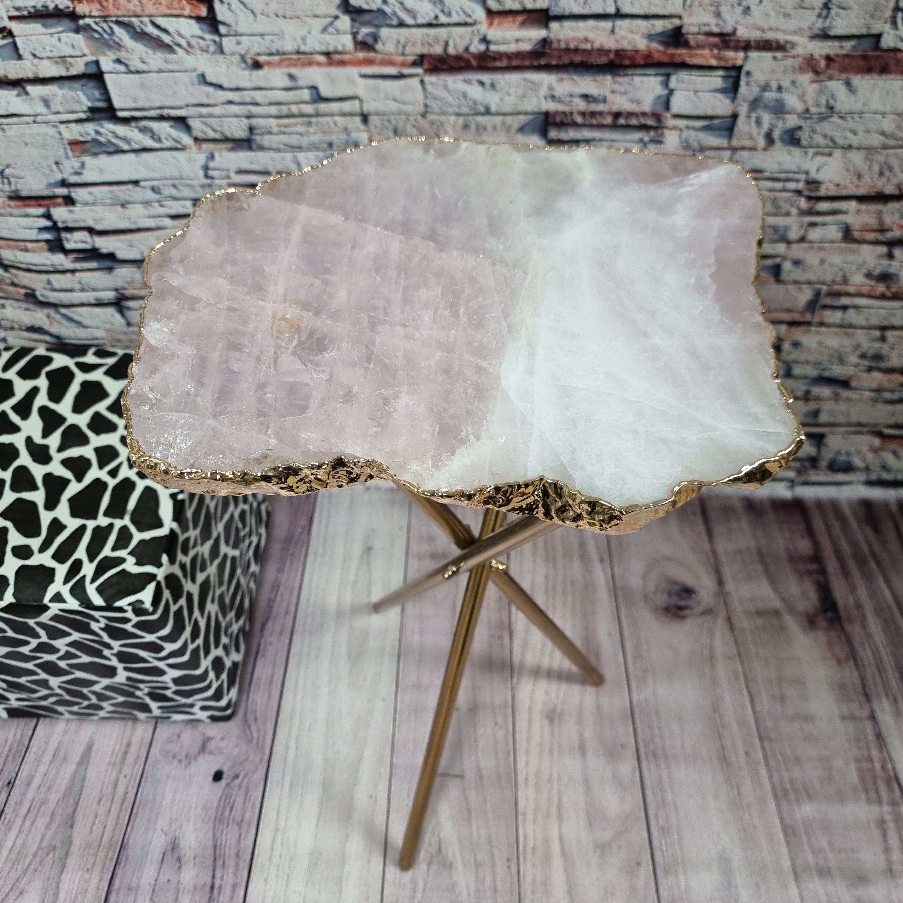 Mesa Auxiliar de CUARZO ROSA | Base Trípode de Latón Oro | Altura de 60 cm - Pieza Artesanal BR Crystals