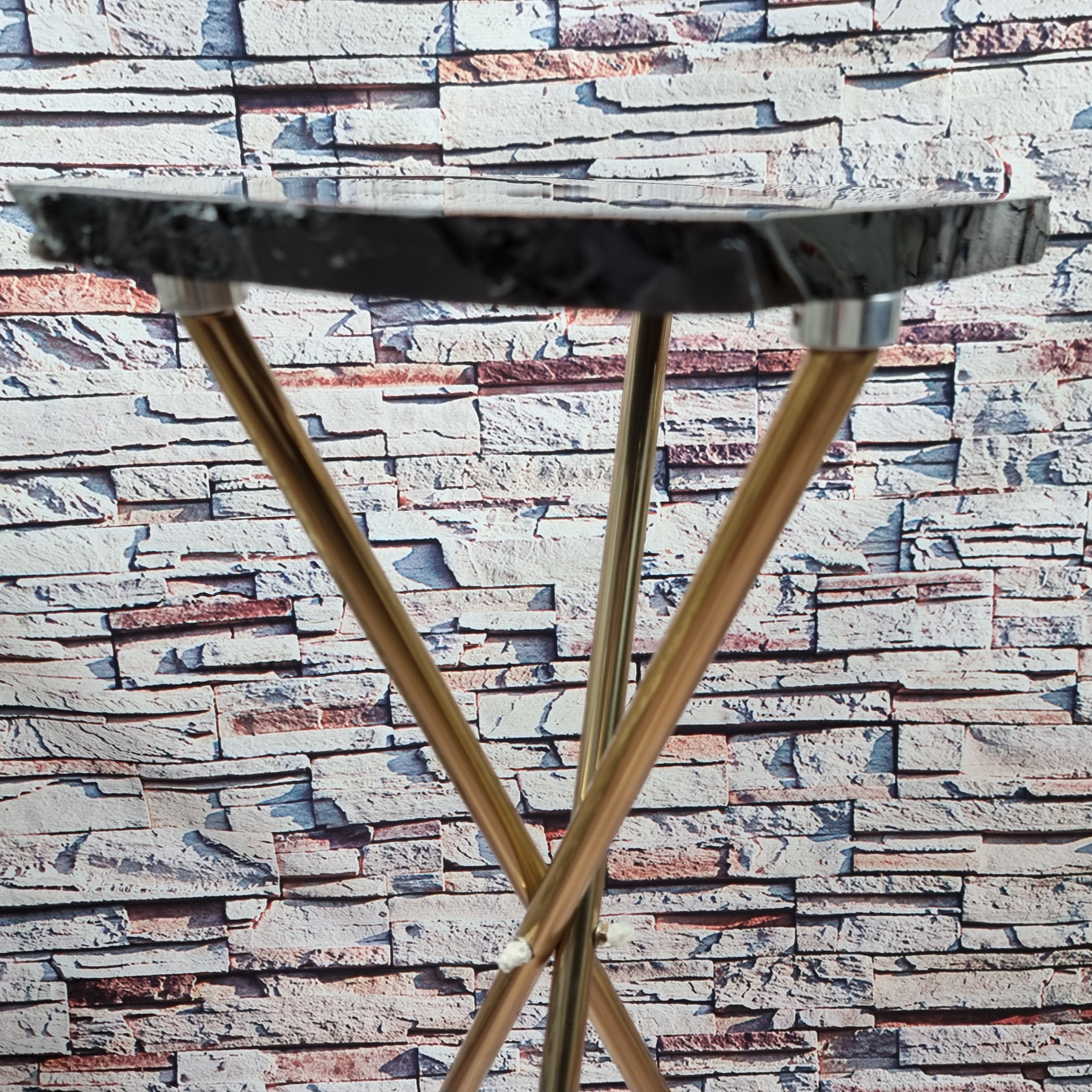Mesa auxiliar de piedra obsidiana base dorada 60 cm de altura, peso total 5 kg