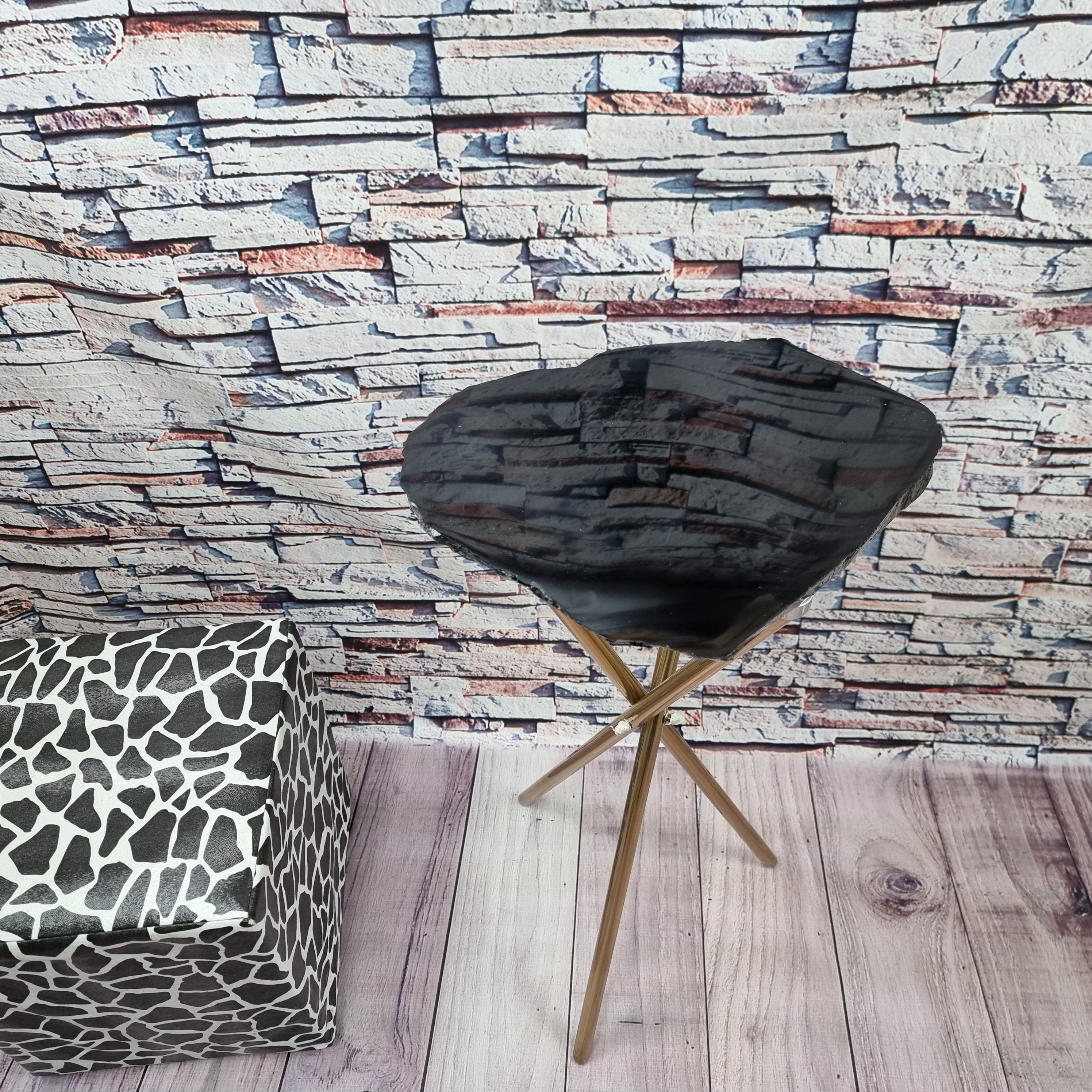 Mesa auxiliar de piedra obsidiana base dorada 60 cm de altura, peso total 5 kg