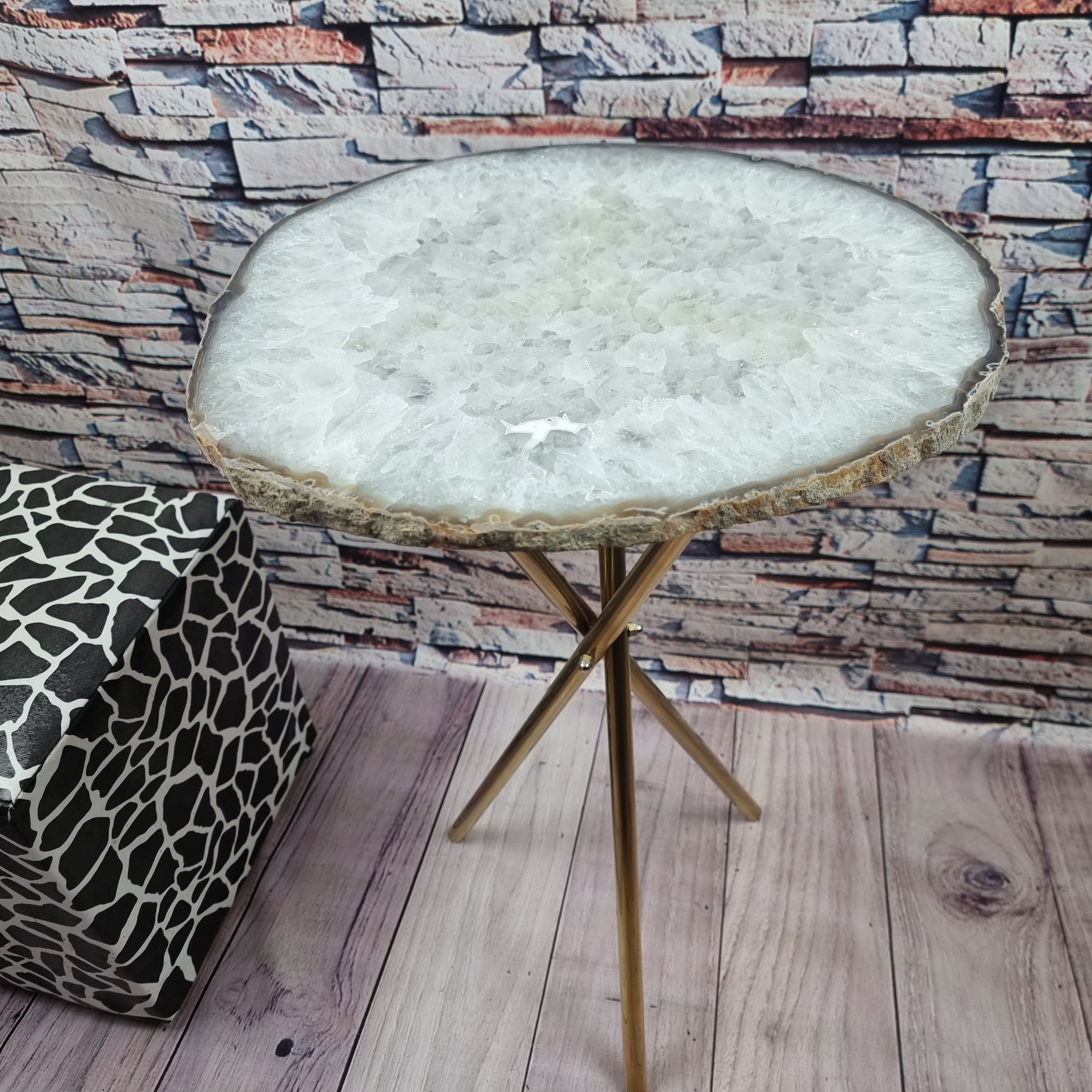 Mesa Auxiliar de Ágatas BLANCA Especial | Base Trípode Latón Oro | Altura de 60 cm - Pieza Artesanal BR Crystals