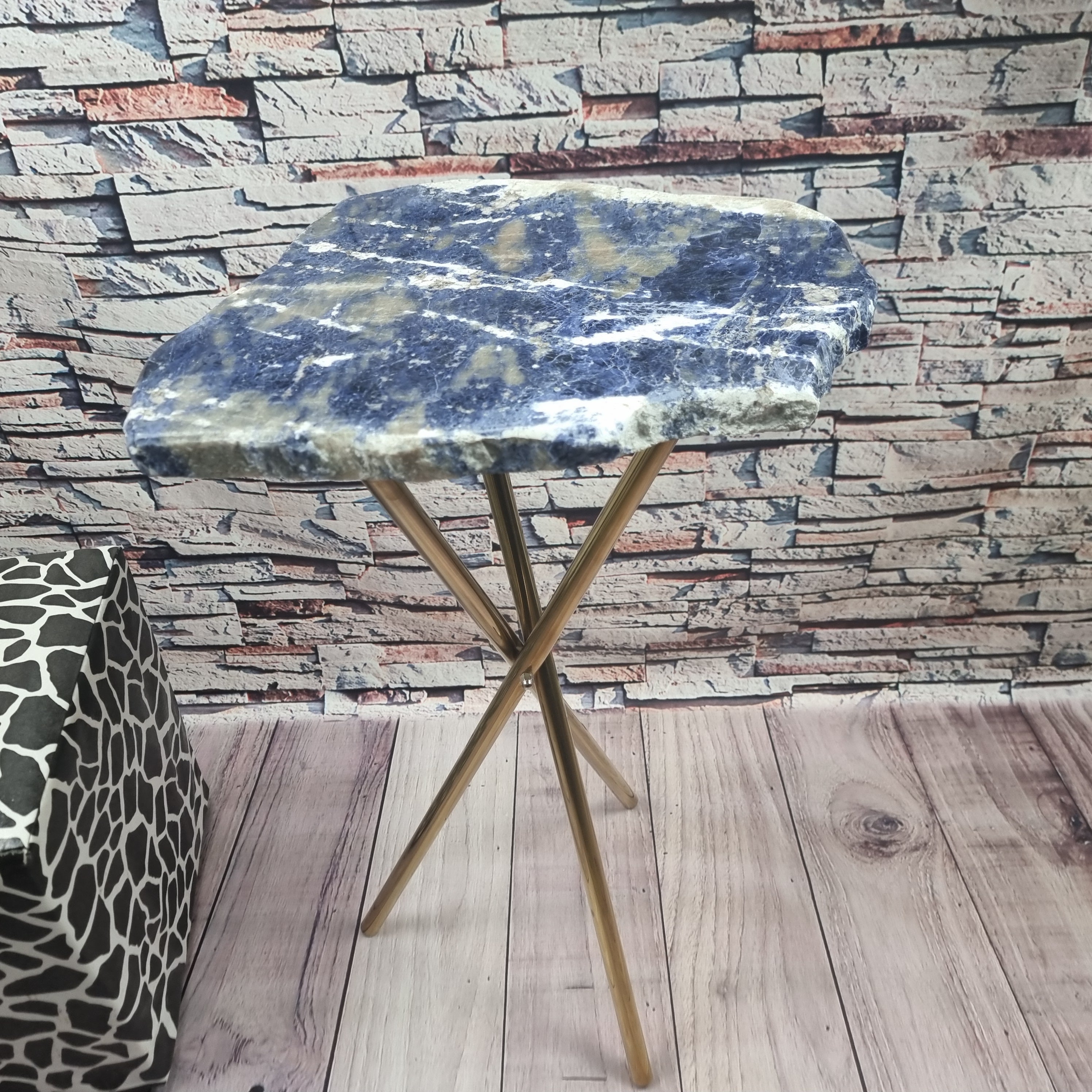 Mesa auxiliar de piedra sodalita con base dorada de 60 cm de alto, peso total 5 kg